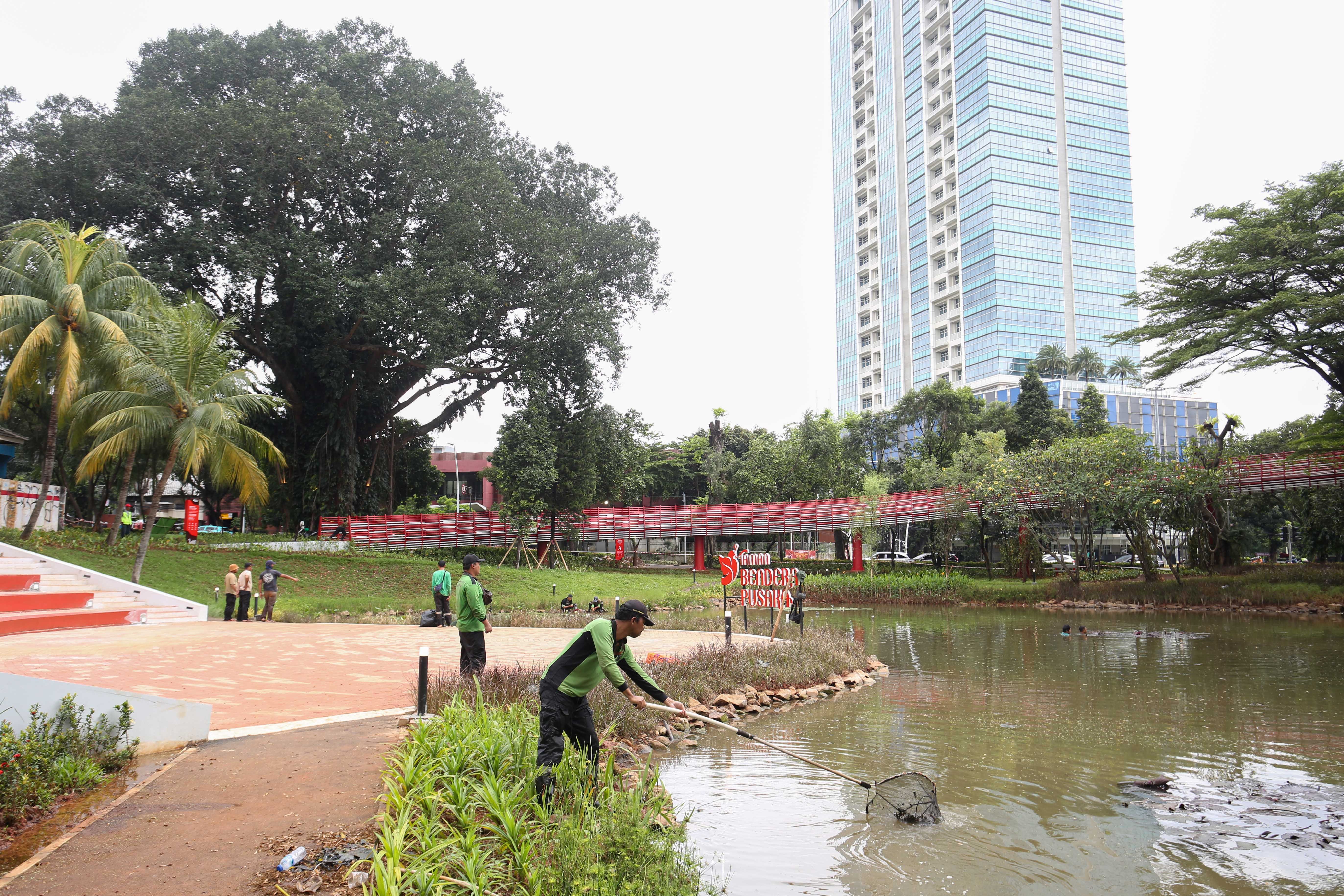 Pekerja membersihkan danau di area Taman Bendera Pusaka yang tengah dibangun di Jakarta Selatan, Rabu (18/2/2026). Taman seluas 5,6 hektare yang menggabungkan tiga taman, yakni Taman Langsat, Taman Ayodya dan Taman Leuser ini prosesnya telah mencapai 92 persen dan dijadwalkan akan dibuka paling lambat pada Maret 2026.