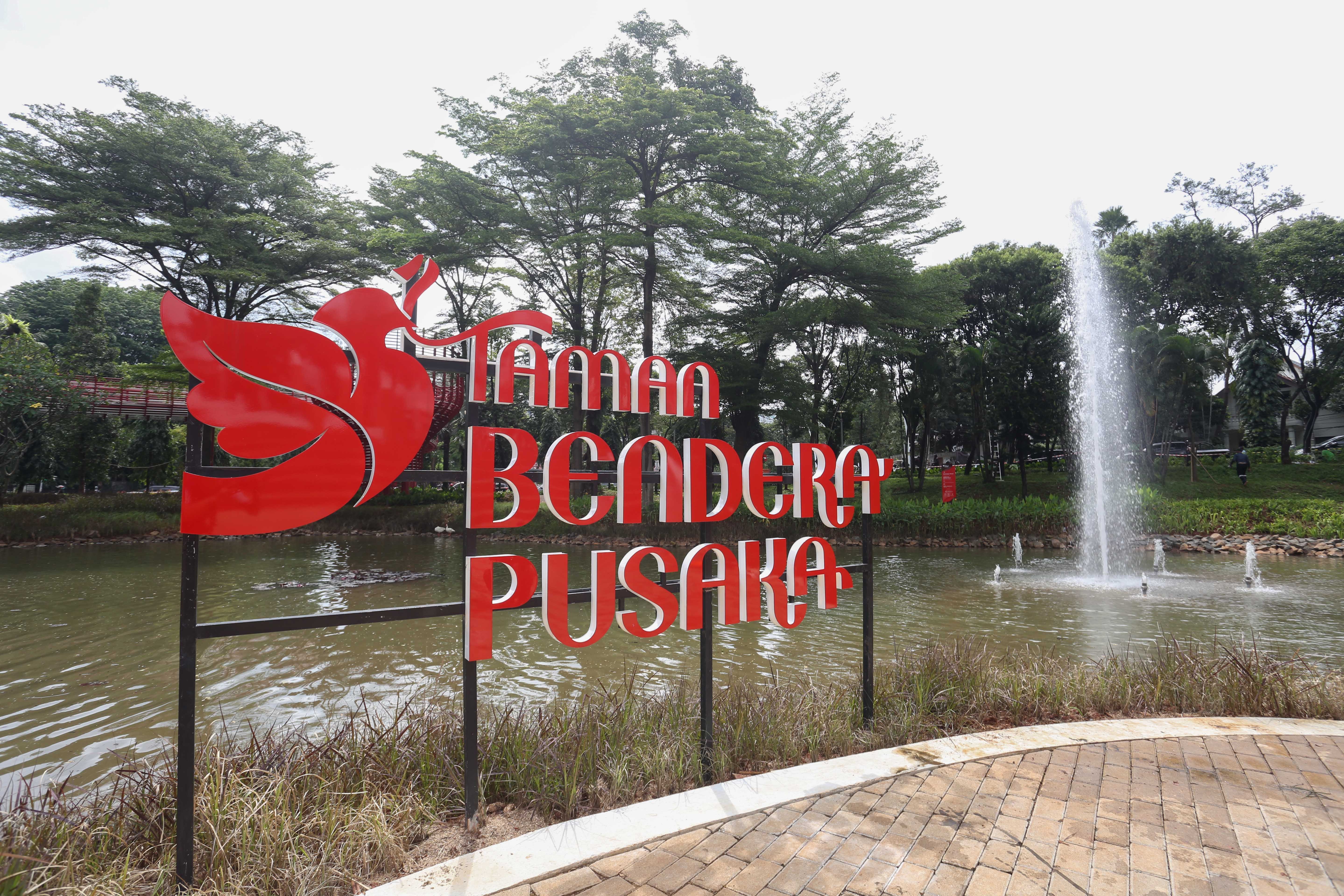 Suasana pembangunan Taman Bendera Pusaka di Jakarta Selatan, Rabu (18/2/2026). Taman seluas 5,6 hektare yang menggabungkan tiga taman, yakni Taman Langsat, Taman Ayodya dan Taman Leuser ini prosesnya telah mencapai 92 persen dan dijadwalkan akan dibuka paling lambat pada Maret 2026.