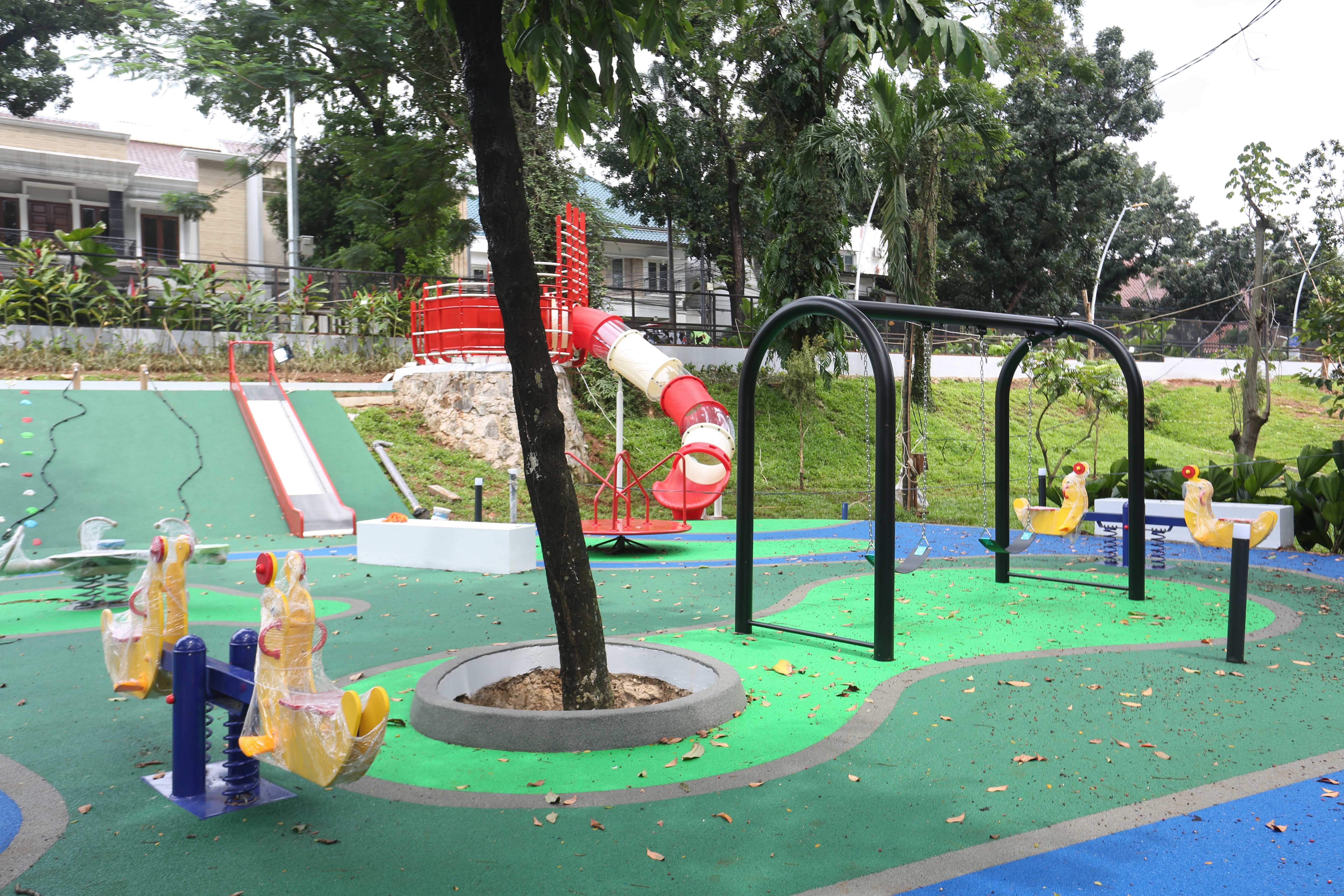 Area bermain anak di Taman Bendera Pusaka yang tengah dibangun di Jakarta Selatan, Rabu (18/2/2026). Taman seluas 5,6 hektare yang menggabungkan tiga taman, yakni Taman Langsat, Taman Ayodya dan Taman Leuser ini prosesnya telah mencapai 92 persen dan dijadwalkan akan dibuka paling lambat pada Maret 2026.