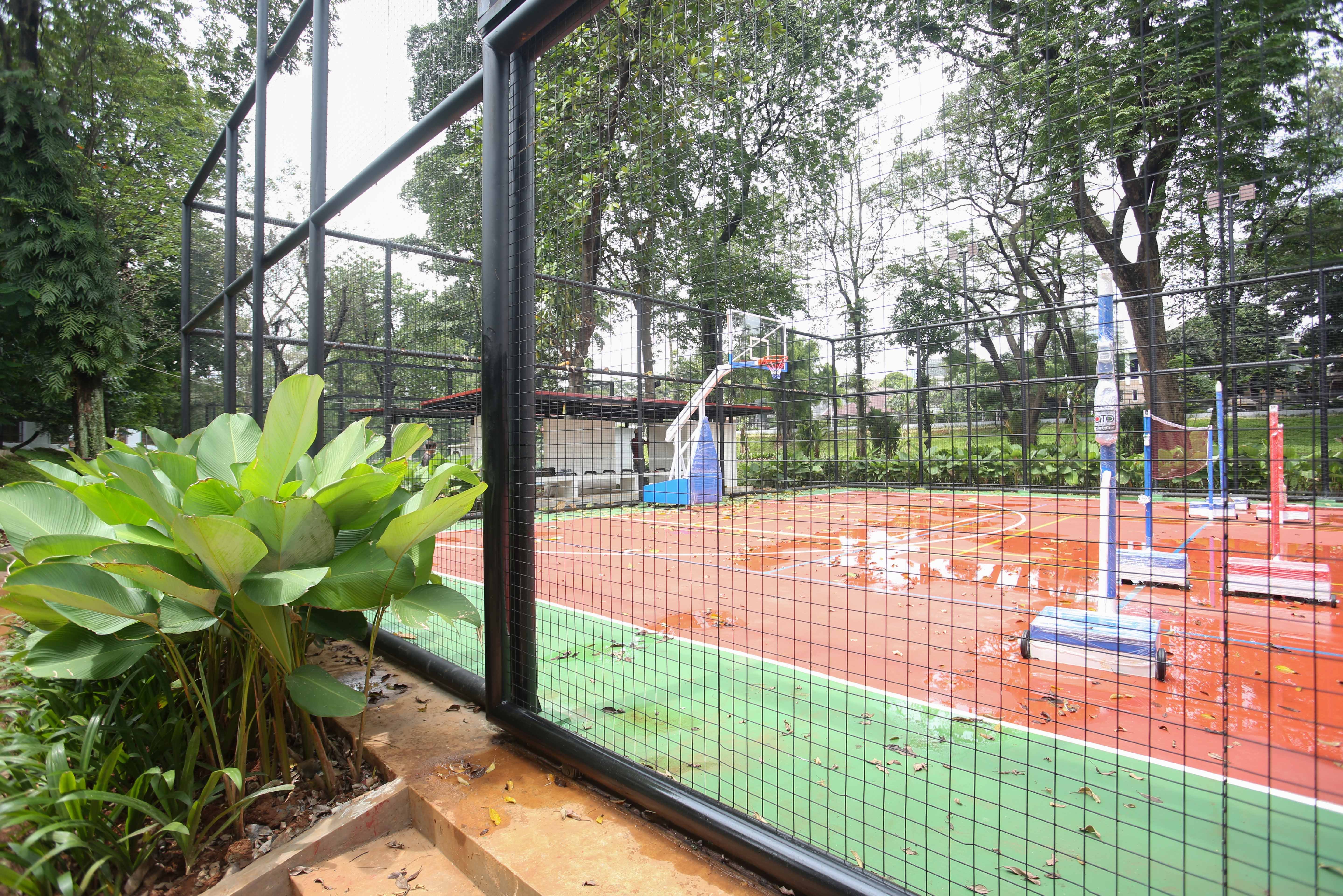 Lapangan basket dan bulu tangkis di area Taman Bendera Pusaka yang tengah dibangun di Jakarta Selatan, Rabu (18/2/2026). Taman seluas 5,6 hektare yang menggabungkan tiga taman, yakni Taman Langsat, Taman Ayodya dan Taman Leuser ini prosesnya telah mencapai 92 persen dan dijadwalkan akan dibuka paling lambat pada Maret 2026.