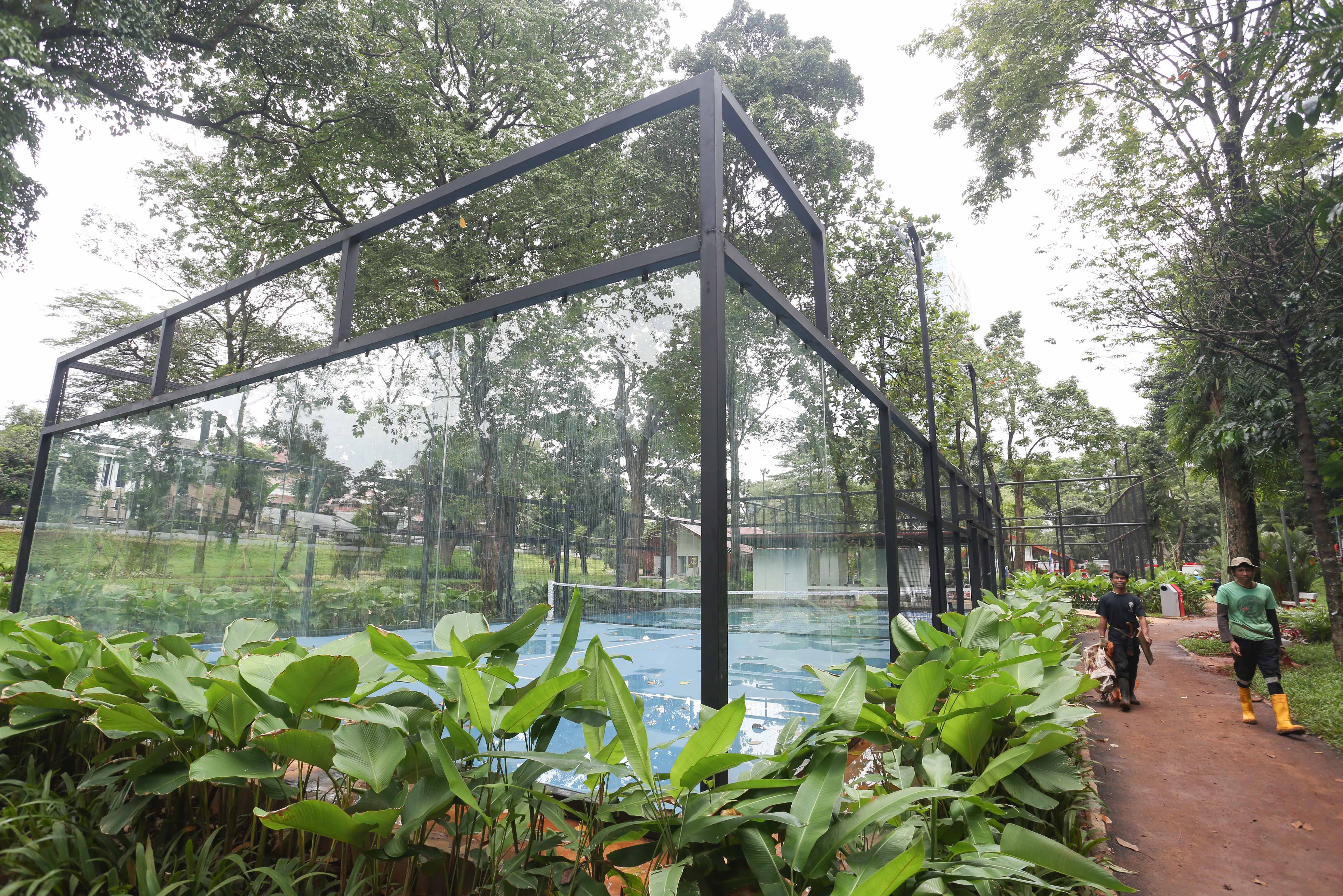 Pekerja berjalan di samping lapangan padel saat pembangunan Taman Bendera Pusaka di Jakarta Selatan, Rabu (18/2/2026). Taman seluas 5,6 hektare yang menggabungkan tiga taman, yakni Taman Langsat, Taman Ayodya dan Taman Leuser ini prosesnya telah mencapai 92 persen dan dijadwalkan akan dibuka paling lambat pada Maret 2026.