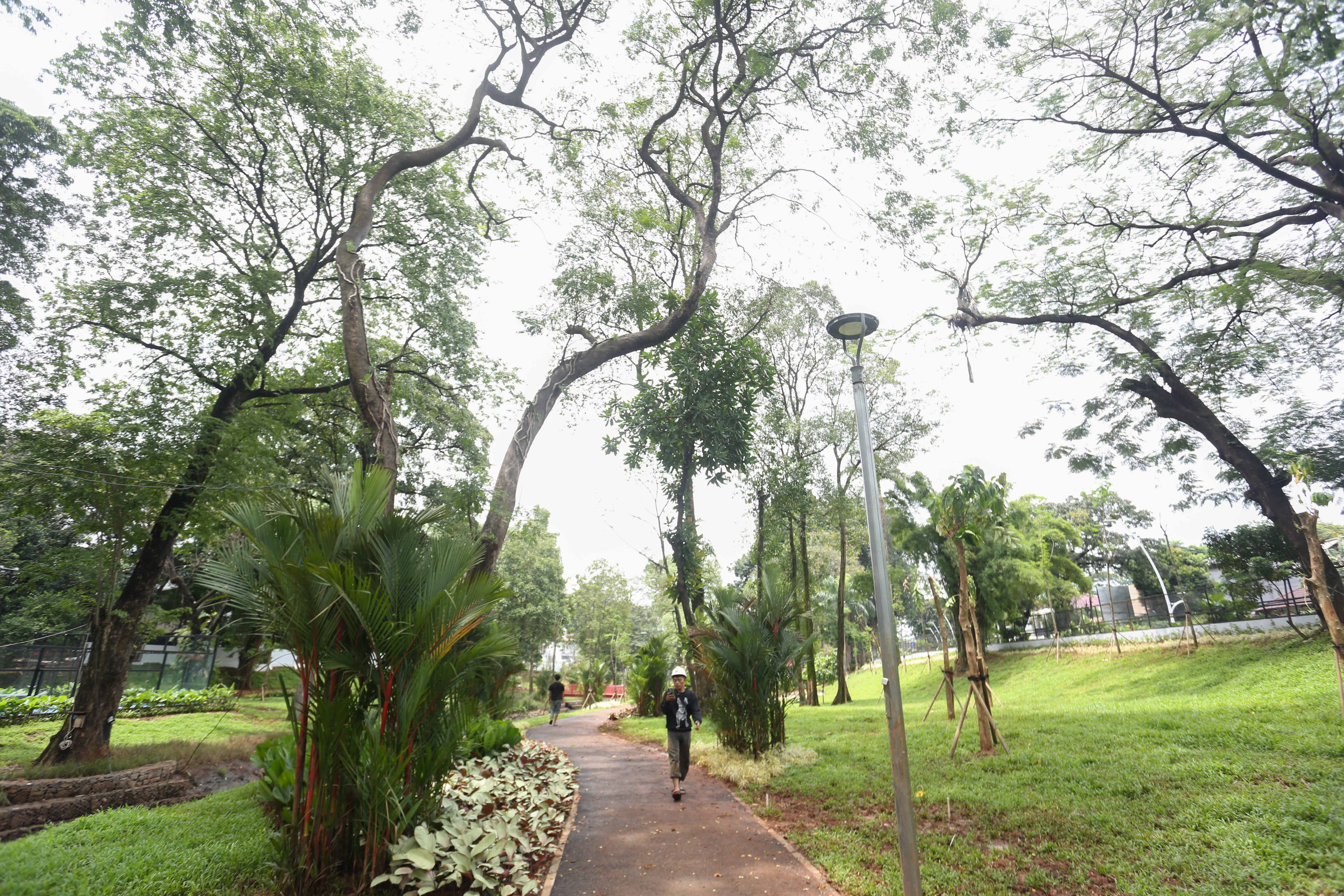 Pekerja berjalan di area jogging track saat pembangunan Taman Bendera Pusaka di Jakarta Selatan, Rabu (18/2/2026). Taman seluas 5,6 hektare yang menggabungkan tiga taman, yakni Taman Langsat, Taman Ayodya dan Taman Leuser ini prosesnya telah mencapai 92 persen dan dijadwalkan akan dibuka paling lambat pada Maret 2026.