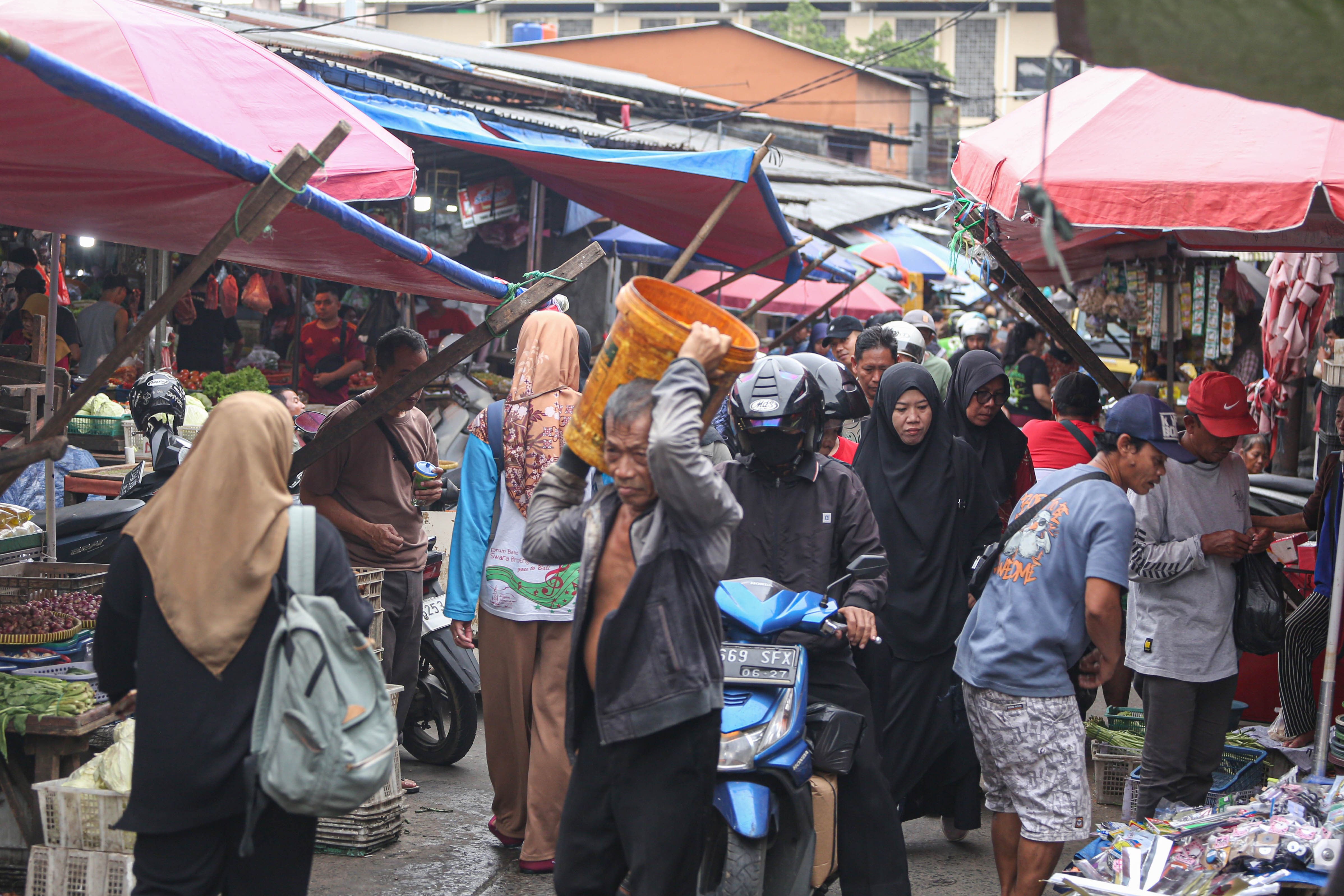 Suasana warga yang hendak membeli bahan pangan di Pasar Kebayoran Lama, Jakarta Selatan, Rabu (18/2/2026). Sehari menjelang bulan Ramadan 1447 Hijriah, warga mulai membeli kebutuhan pokok yang akan dihidangkan sebagai santapan sahur.