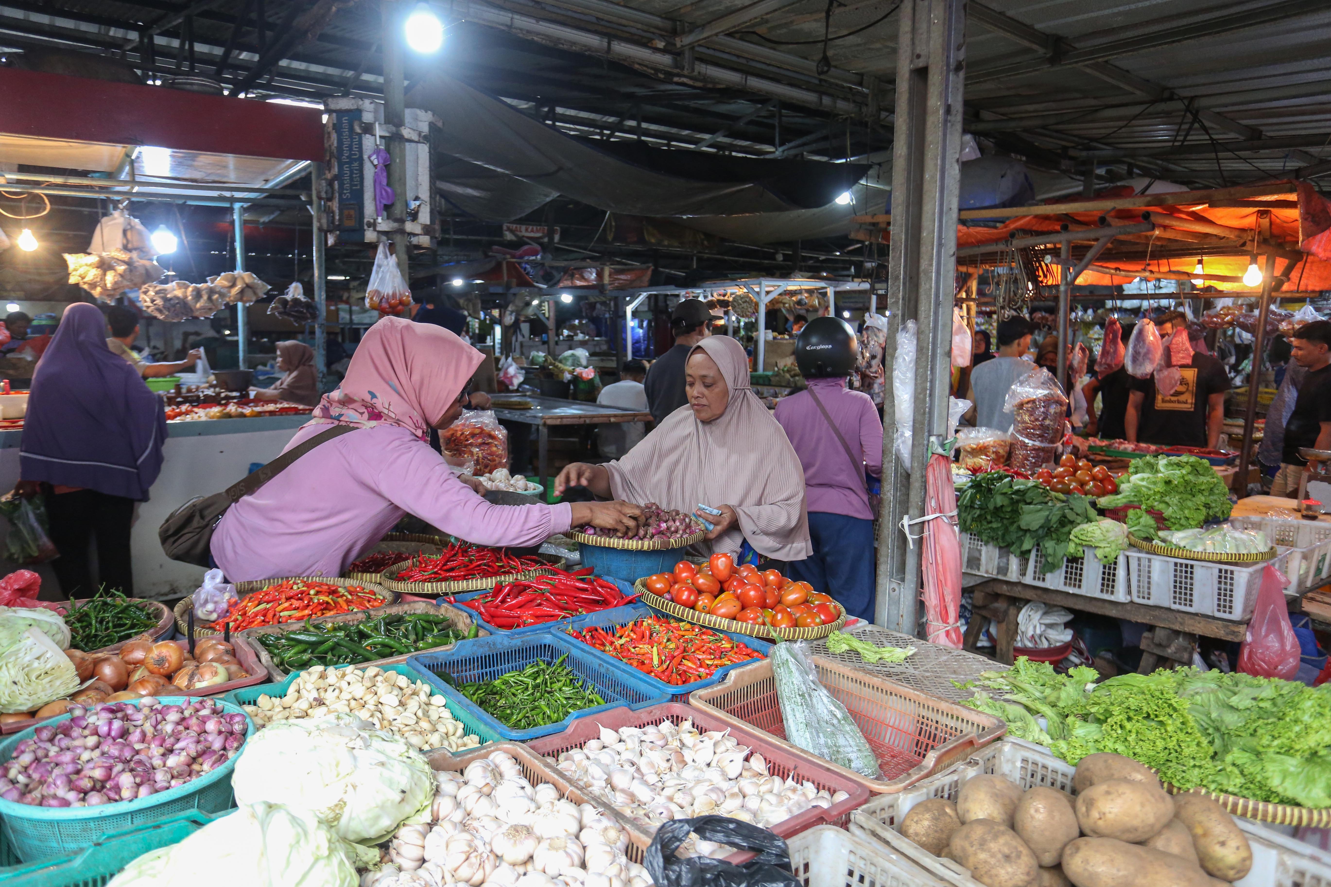 Warga memilih bawang merah yang dijual di Pasar Kebayoran Lama, Jakarta Selatan, Rabu (18/2/2026). Sehari menjelang bulan Ramadan 1447 Hijriah, warga mulai membeli kebutuhan pokok yang akan dihidangkan sebagai santapan sahur.