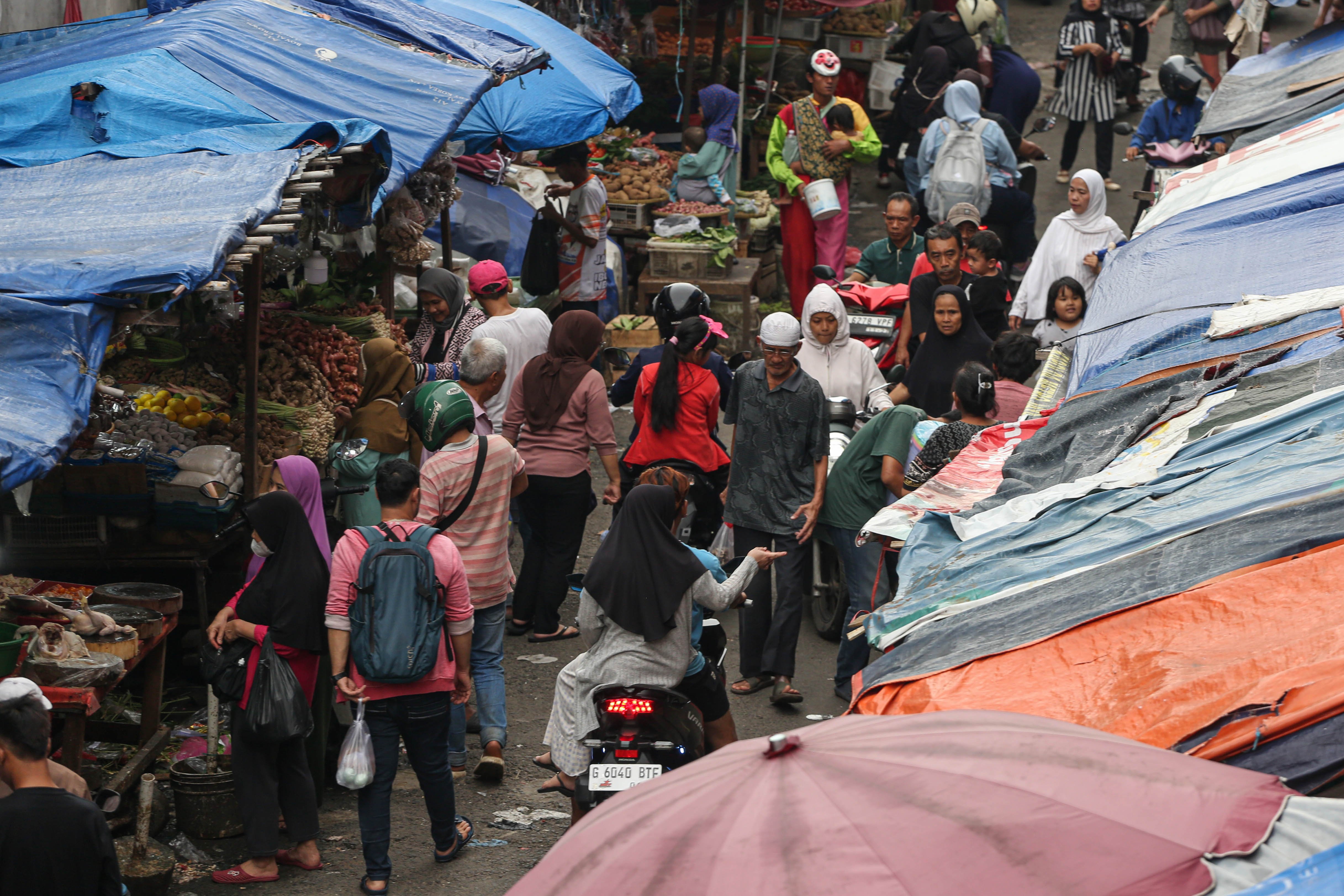 Suasana warga yang hendak membeli bahan pangan yang dijual di Pasar Kebayoran Lama, Jakarta Selatan, Rabu (18/2/2026). Sehari menjelang bulan Ramadan 1447 Hijriah, warga mulai membeli kebutuhan pokok yang akan dihidangkan sebagai santapan sahur.