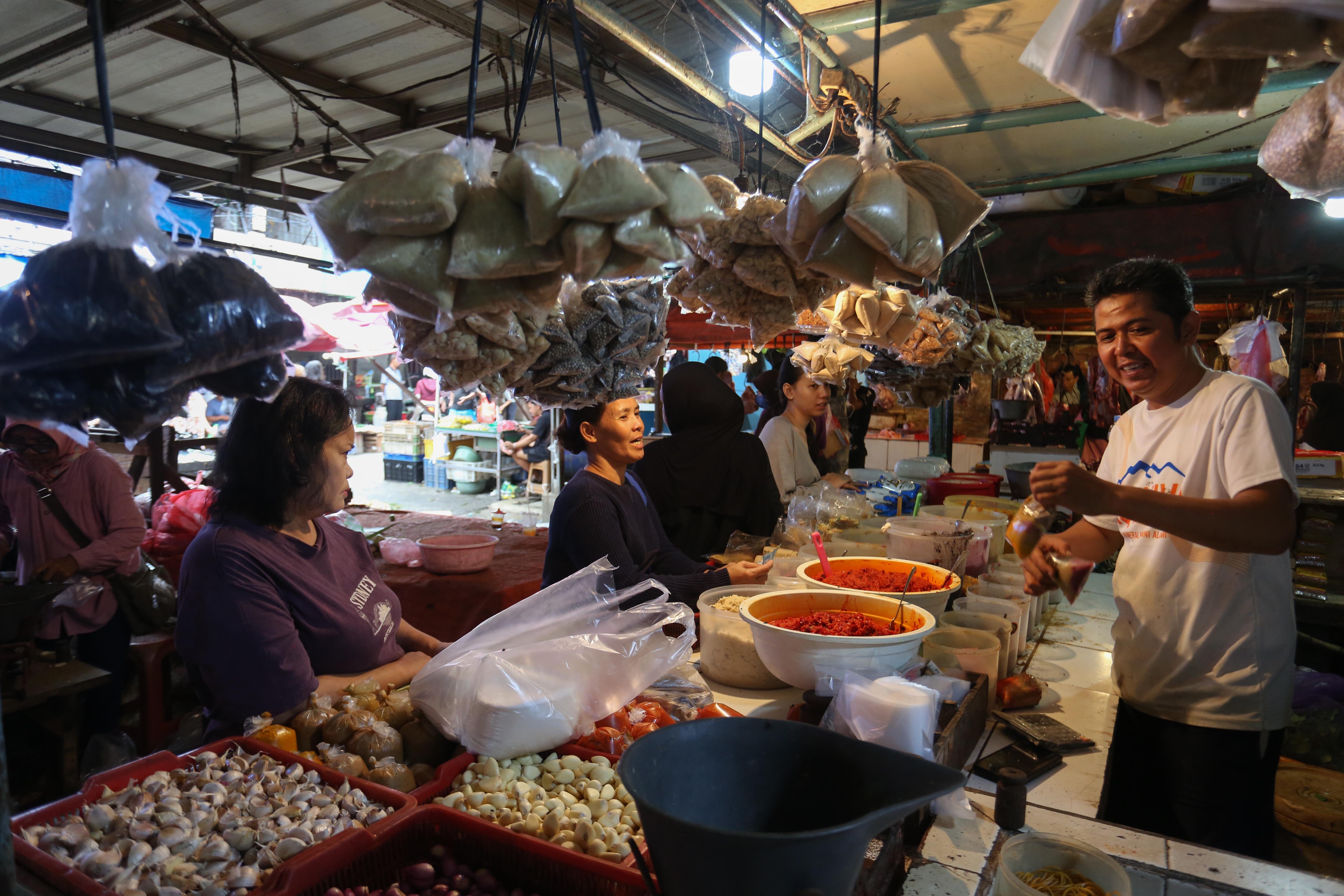 Warga membeli bumbu masakan yang dijual di Pasar Kebayoran Lama, Jakarta Selatan, Rabu (18/2/2026). Sehari menjelang bulan Ramadan 1447 Hijriah, warga mulai membeli kebutuhan pokok yang akan dihidangkan sebagai santapan sahur.