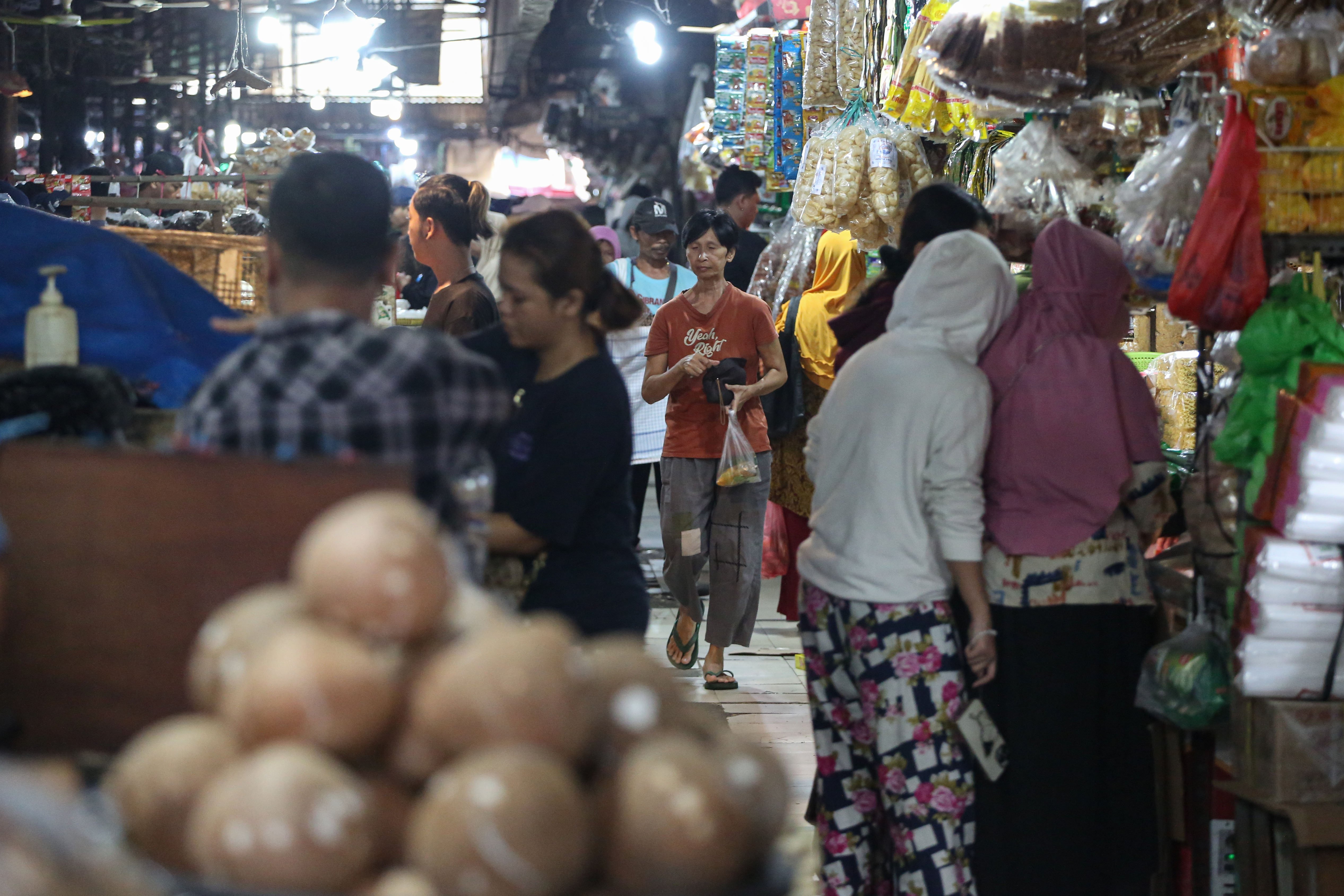 Warga membeli bahan pangan di Pasar Kebayoran Lama, Jakarta Selatan, Rabu (18/2/2026). Sehari menjelang bulan Ramadan 1447 Hijriah, warga mulai membeli kebutuhan pokok yang akan dihidangkan sebagai santapan sahur.