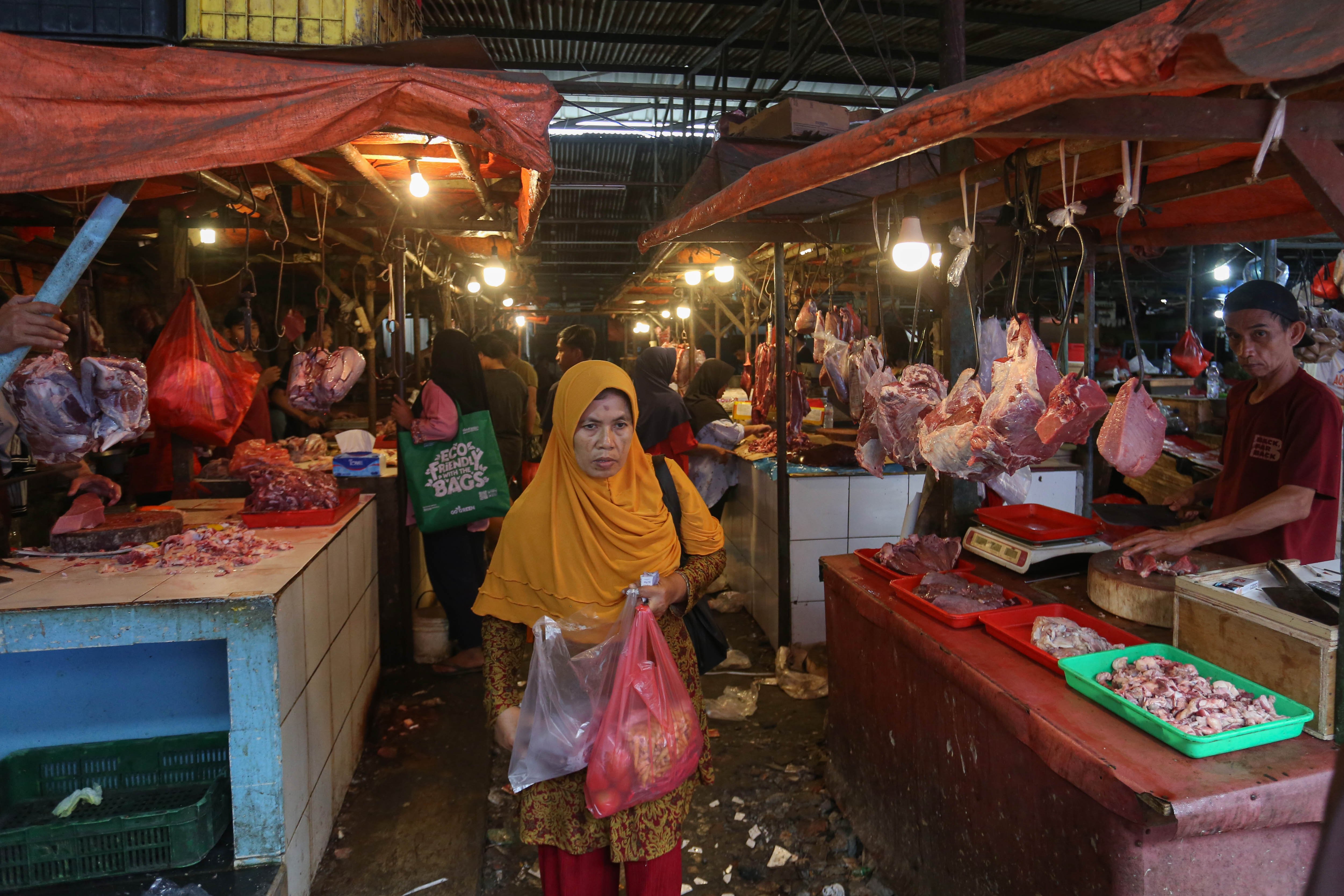 Warga membeli daging sapi yang dijual di Pasar Kebayoran Lama, Jakarta Selatan, Rabu (18/2/2026). Sehari menjelang bulan Ramadan 1447 Hijriah, warga mulai membeli kebutuhan pokok yang akan dihidangkan sebagai santapan sahur.