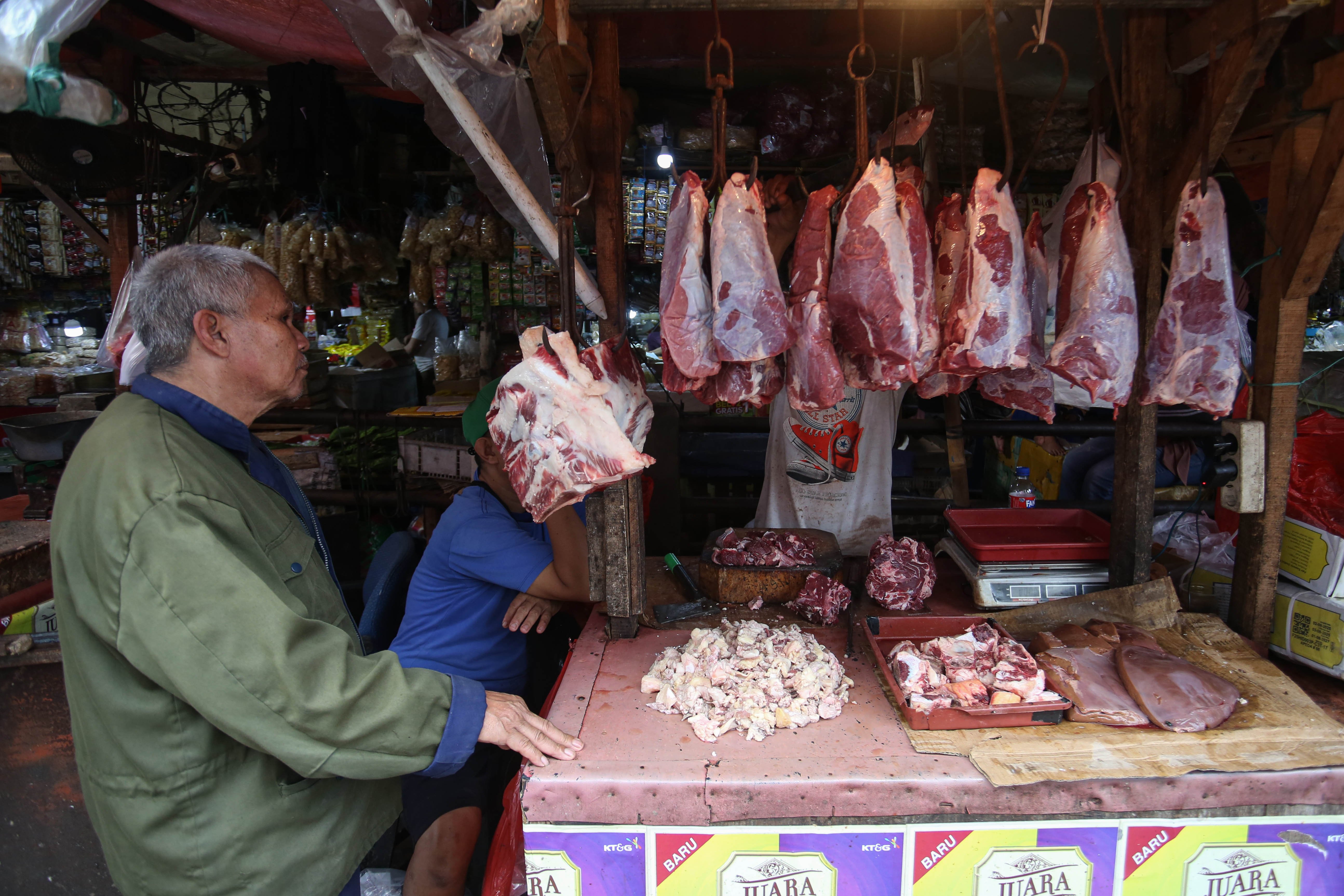 Warga membeli daging sapi yang dijual di Pasar Kebayoran Lama, Jakarta Selatan, Rabu (18/2/2026). Sehari menjelang bulan Ramadan 1447 Hijriah, warga mulai membeli kebutuhan pokok yang akan dihidangkan sebagai santapan sahur.