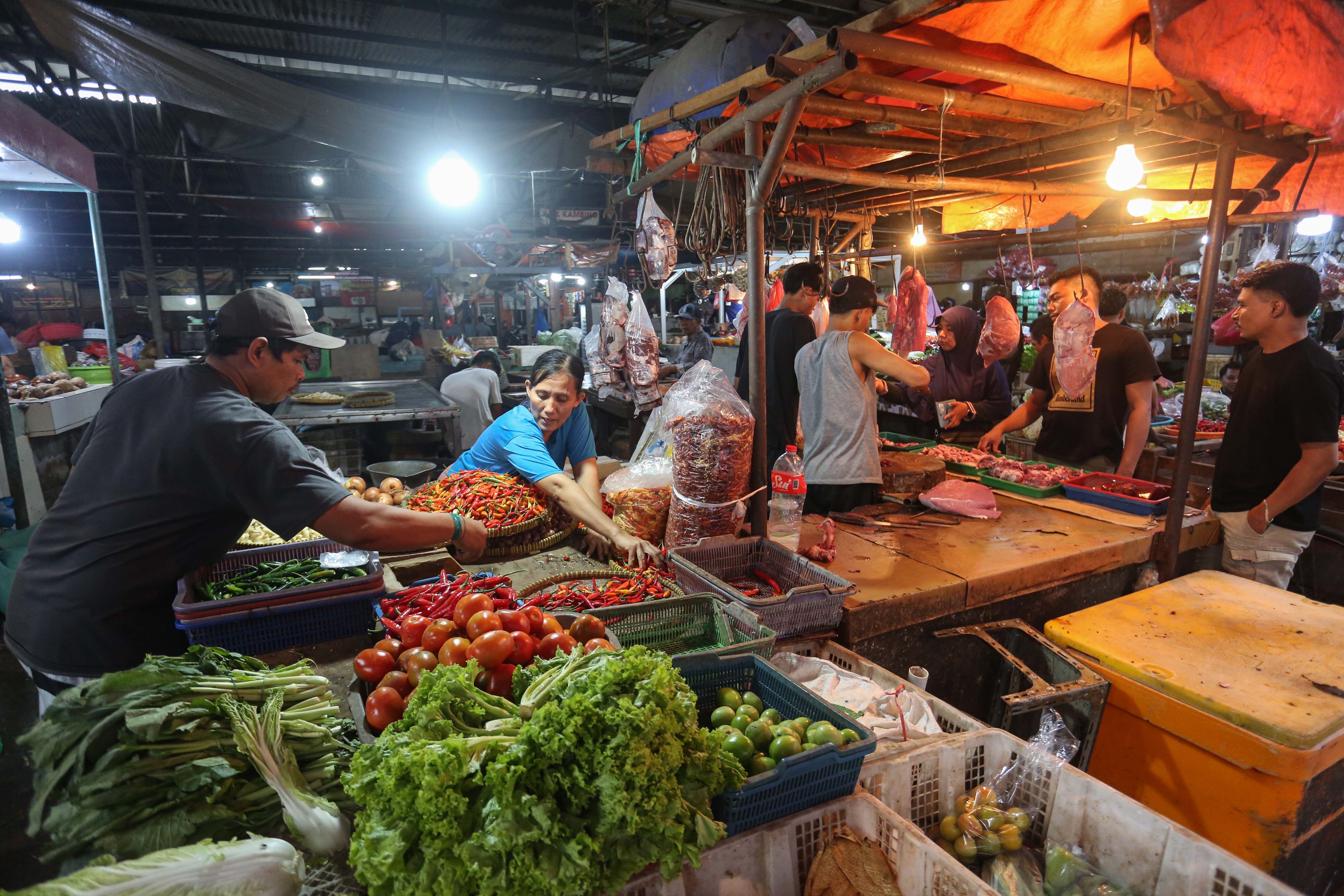 Warga memilih sayuran yang dijual di Pasar Kebayoran Lama, Jakarta Selatan, Rabu (18/2/2026). Sehari menjelang bulan Ramadan 1447 Hijriah, warga mulai membeli kebutuhan pokok yang akan dihidangkan sebagai santapan sahur.