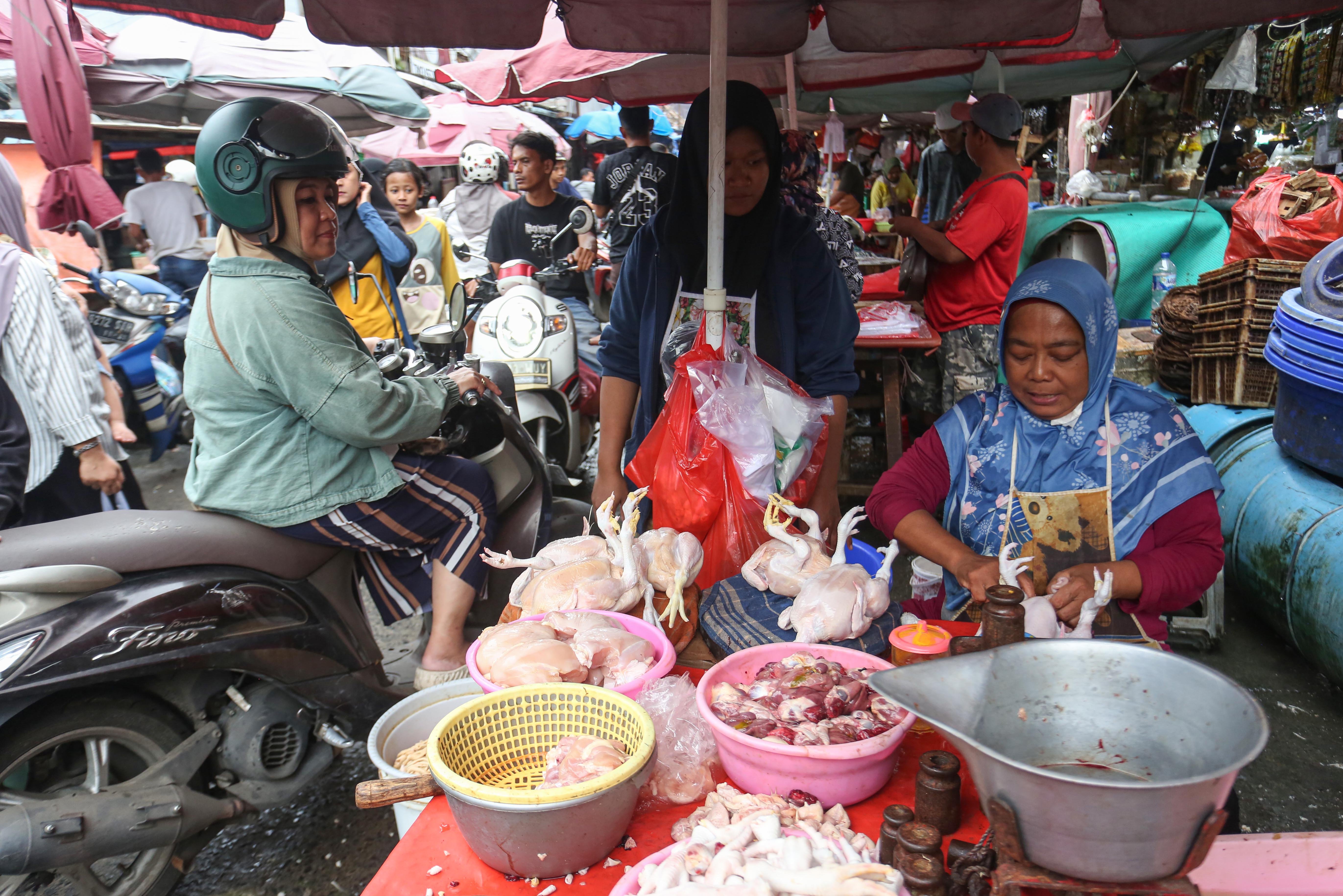 Warga membeli ayam yang dijual di Pasar Kebayoran Lama, Jakarta Selatan, Rabu (18/2/2026). Sehari menjelang bulan Ramadan 1447 Hijriah, warga mulai membeli kebutuhan pokok yang akan dihidangkan sebagai santapan sahur.