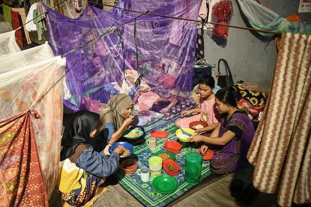 Warga penyintas bencana hidrometeorologi makan sahur bersama di posko pengungsian Desa Batu Hula, Batang Toru, Tapanuli Selatan, Sumatera Utara, Kamis (19/2/2026). Sebanyak 16 KK asal Desa Huta Godang yang masih mengungsi mendapatkan makanan sahur dari dapur umum pengungsian untuk menjalankan ibadah puasa Ramadhan 1447 H.