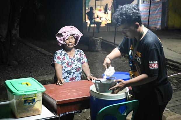 Warga penyintas bencana hidrometeorologi mengambil makanan sahur di posko pengungsian Desa Batu Hula, Batang Toru, Tapanuli Selatan, Sumatera Utara, Kamis (19/2/2026). Sebanyak 16 KK asal Desa Huta Godang yang masih mengungsi mendapatkan makanan sahur dari dapur umum pengungsian untuk menjalankan ibadah puasa Ramadhan 1447 H.