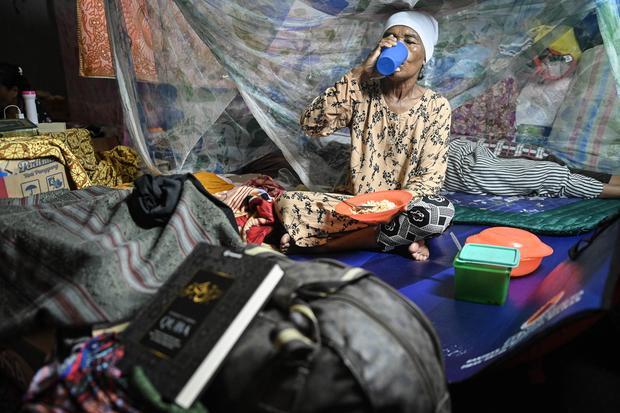 Warga penyintas bencana hidrometeorologi sahur di posko pengungsian Desa Batu Hula, Batang Toru, Tapanuli Selatan, Sumatera Utara, Kamis (19/2/2026). Sebanyak 16 KK asal Desa Huta Godang yang masih mengungsi mendapatkan makanan sahur dari dapur umum pengungsian untuk menjalankan ibadah puasa Ramadhan 1447 H.