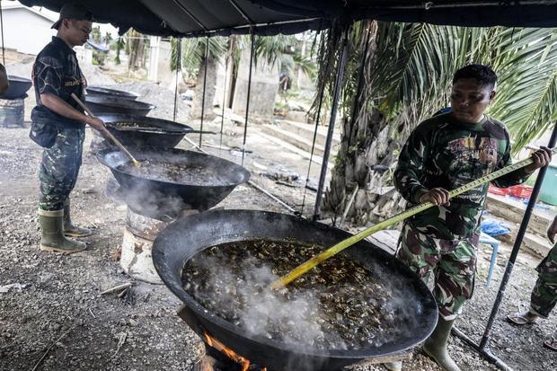 Prajurit TNI AD memasak menu makanan tradisional kuah beulangong (kari daging sapi) khas Aceh di Dapur Umum Hunian Danantara 1, Aceh Tamiang, Aceh, Kamis (19/2/2026). Kodim 0117/Aceh Tamiang menghidangkan 2.500 porsi makanan untuk berbuka puasa Ramadhan 1447 H bagi warga terdampak bencana alam yang menghuni hunian sementara tersebut.
