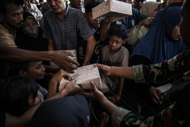 Sejumlah warga penyintas bencana alam mengambil paket makanan untuk berbuka puasa bersama Menteri Dalam Negeri Tito Karnavian di Hunian Danantara 1, Aceh Tamiang, Aceh, Kamis (19/2/2026). Dalam acara tersebut, Mendagri Tito Karnavian menyatakan bahwa pemerintah terus bekerja memperbaiki infrastruktur seperti jalan, listrik, internet, dan pasar, serta menyiapkan hunian tetap bagi pengungsi sebagai komitmen pemulihan pascabencana alam di wilayah Aceh Tamiang.