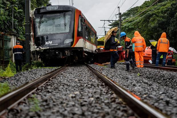 Petugas memeriksa kondisi rangkaian kereta api (KA) Bandara Soekarno-Hatta yang anjlok di Poris, Kota Tangerang, Banten, Jumat (20/2/2026). Kereta api Bandara Soekarno-Hatta tersebut mengalami anjlok setelah menabrak truk di pelintasan sebidang JPL 21 sehingga menutup akses jalan dan membuat rute perjalanan KRL terganggu.
