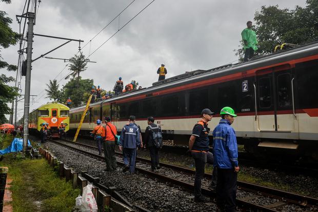 Petugas memeriksa kondisi rangkaian kereta api (KA) Bandara Soekarno-Hatta yang anjlok di Poris, Kota Tangerang, Banten, Jumat (20/2/2026). Kereta api Bandara Soekarno-Hatta tersebut mengalami anjlok setelah menabrak truk di pelintasan sebidang JPL 21 sehingga menutup akses jalan dan membuat rute perjalanan KRL terganggu.