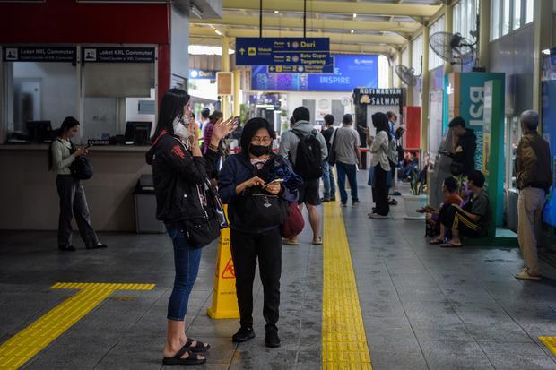 Penumpang KRL Commuter Line menunggu transportasi umum untuk melanjutkan perjalanan akibat kereta api (KA) Bandara Soekarno-Hatta anjlok di Stasiun Poris, Kota Tangerang, Banten, Jumat (20/2/2026). Perjalanan KRL lintas rute Duri - Tangerang mengalami gangguan akibat KA Bandara Soekarno-Hatta yang anjlok setelah menabrak truk di pelintasan sebidang JPL 21 sehingga layanan perjalanan kereta untuk sementara hanya sampai di Stasiun Rawa Buaya.