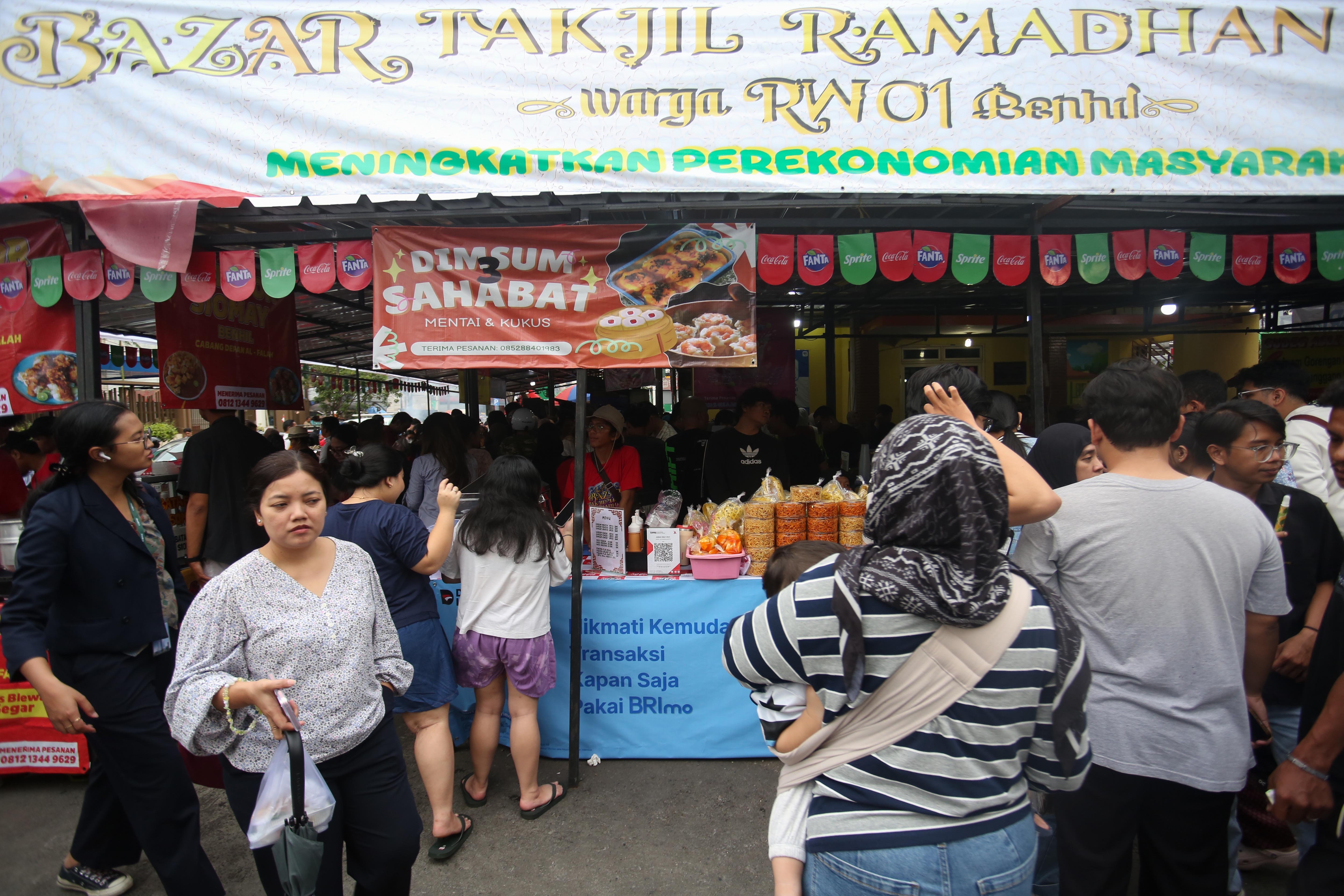 Suasana Pasar Takjil Bendungan Hilir, Jakarta Pusat, Kamis (19/2/2026). Bazar yang rutin digelar setiap bulan Ramadan ini menjadi salah satu lokasi favorit bagi warga untuk berburu takjil mulai dari aneka gorengan, kue tradisional hingga makanan berat seperti ayam goreng dan ikan bakar.