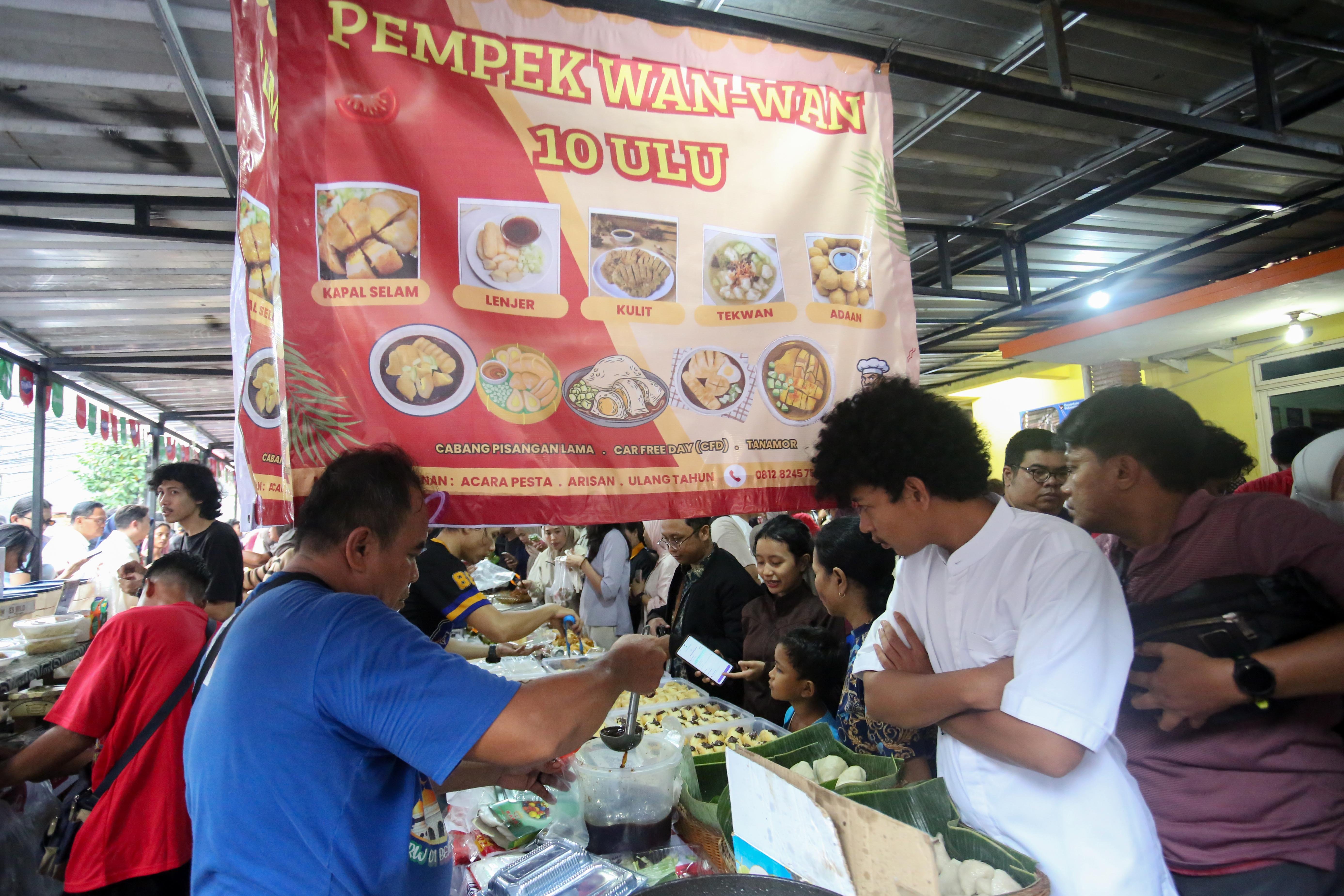 Warga membeli pempek yang dijual di Pasar Takjil Bendungan Hilir, Jakarta Pusat, Kamis (19/2/2026). Bazar yang rutin digelar setiap bulan Ramadan ini menjadi salah satu lokasi favorit bagi warga untuk berburu takjil mulai dari aneka gorengan, kue tradisional hingga makanan berat seperti ayam goreng dan ikan bakar.