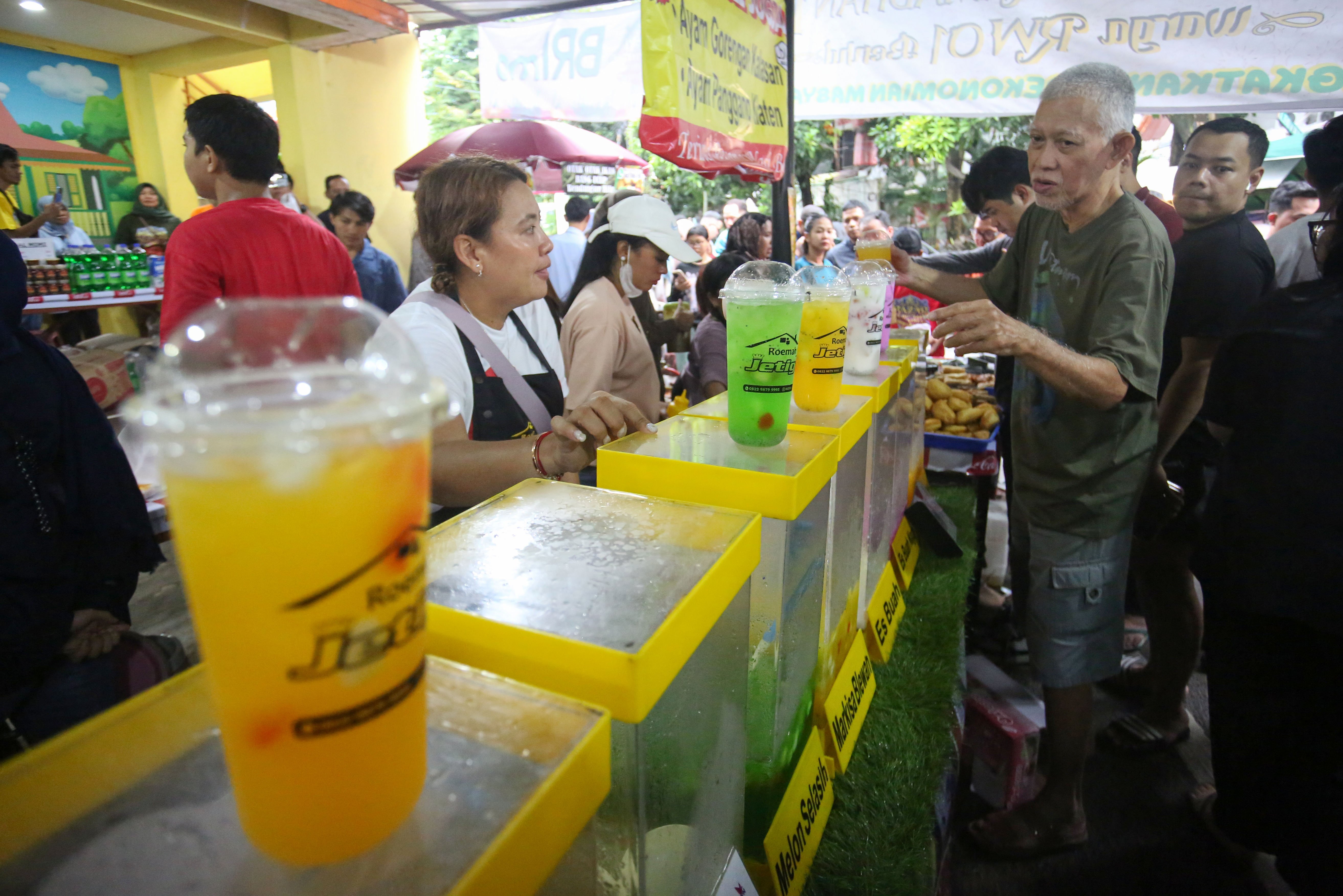 Warga membeli es buah yang dijual di Pasar Takjil Bendungan Hilir, Jakarta Pusat, Kamis (19/2/2026). Bazar yang rutin digelar setiap bulan Ramadan ini menjadi salah satu lokasi favorit bagi warga untuk berburu takjil mulai dari aneka gorengan, kue tradisional hingga makanan berat seperti ayam goreng dan ikan bakar.