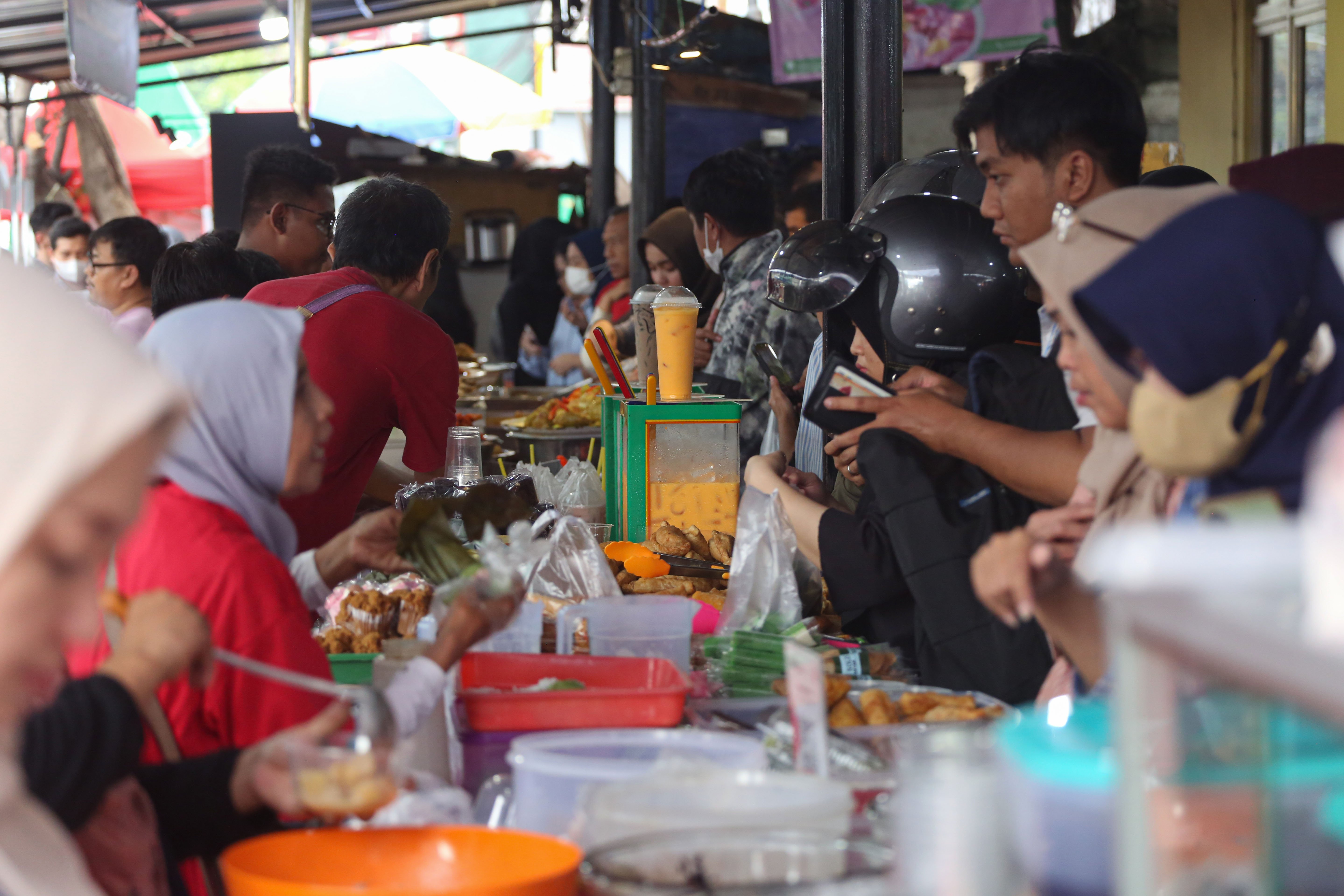 Warga membeli takjil yang dijual di Pasar Takjil Bendungan Hilir, Jakarta Pusat, Kamis (19/2/2026). Bazar yang rutin digelar setiap bulan Ramadan ini menjadi salah satu lokasi favorit bagi warga untuk berburu takjil mulai dari aneka gorengan, kue tradisional hingga makanan berat seperti ayam goreng dan ikan bakar.
