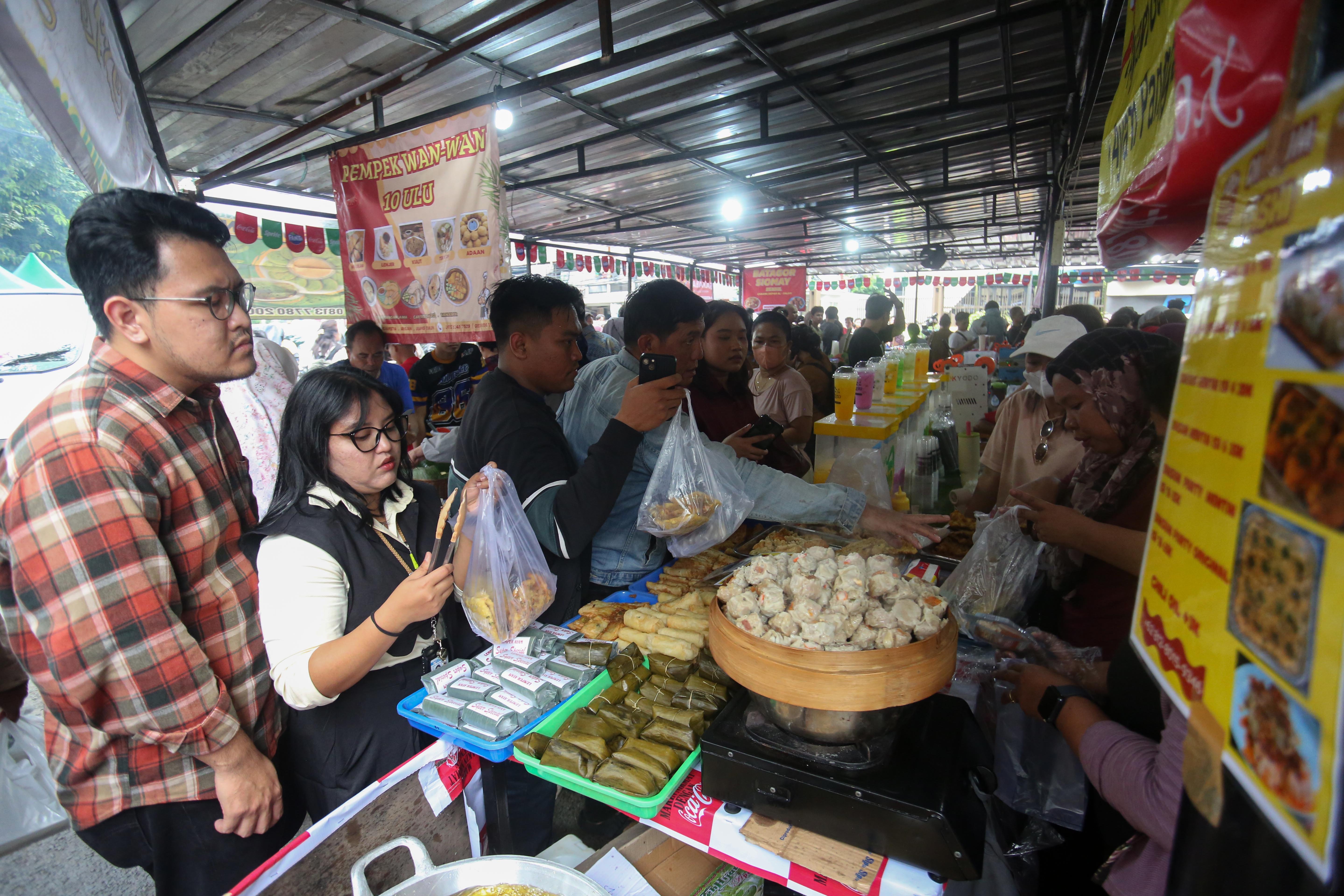 Warga membeli takjil yang dijual di Pasar Takjil Bendungan Hilir, Jakarta Pusat, Kamis (19/2/2026). Bazar yang rutin digelar setiap bulan Ramadan ini menjadi salah satu lokasi favorit bagi warga untuk berburu takjil mulai dari aneka gorengan, kue tradisional hingga makanan berat seperti ayam goreng dan ikan bakar.