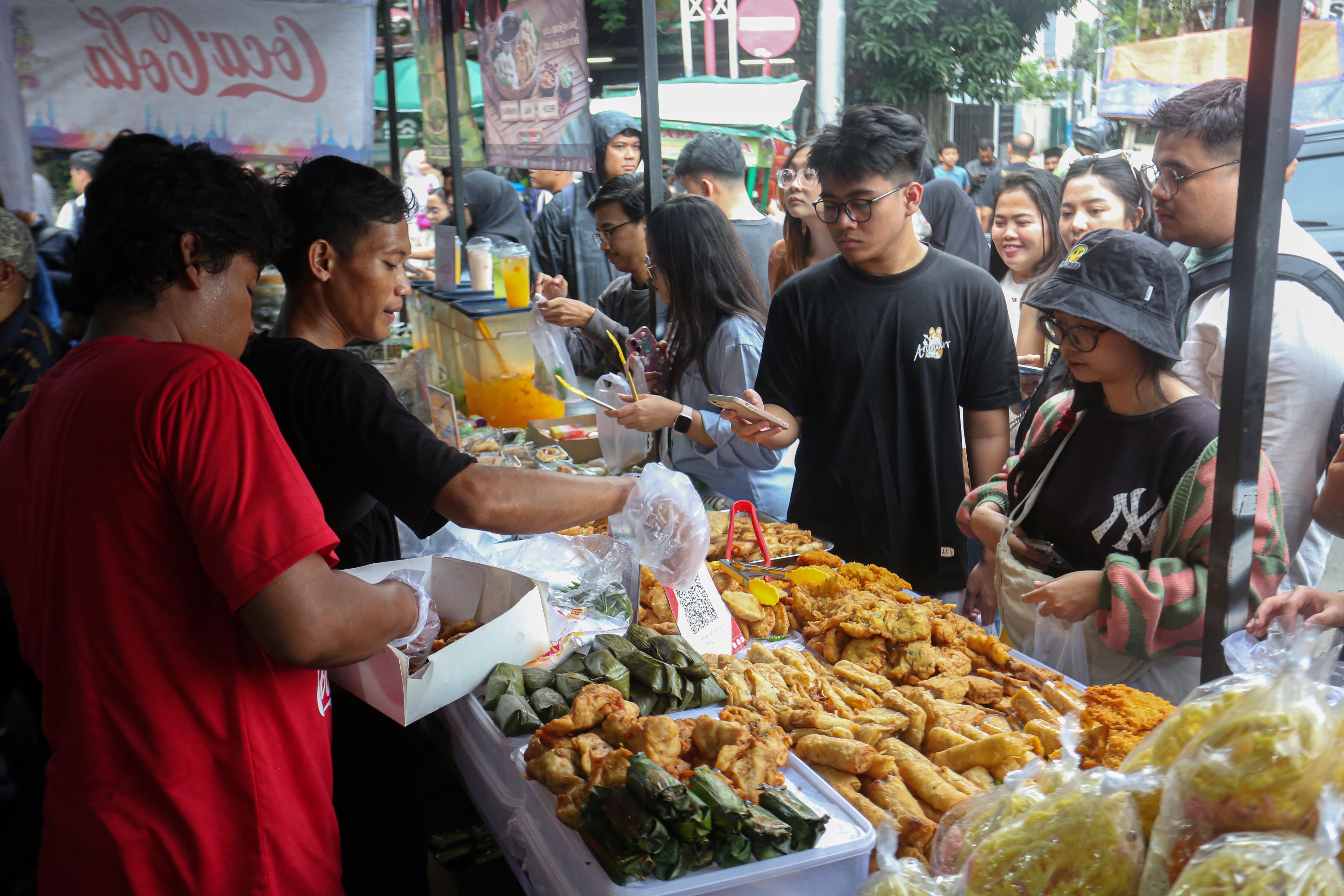 Warga memilih gorengan yang dijual di Pasar Takjil Bendungan Hilir, Jakarta Pusat, Kamis (19/2/2026). Bazar yang rutin digelar setiap bulan Ramadan ini menjadi salah satu lokasi favorit bagi warga untuk berburu takjil mulai dari aneka gorengan, kue tradisional hingga makanan berat seperti ayam goreng dan ikan bakar.