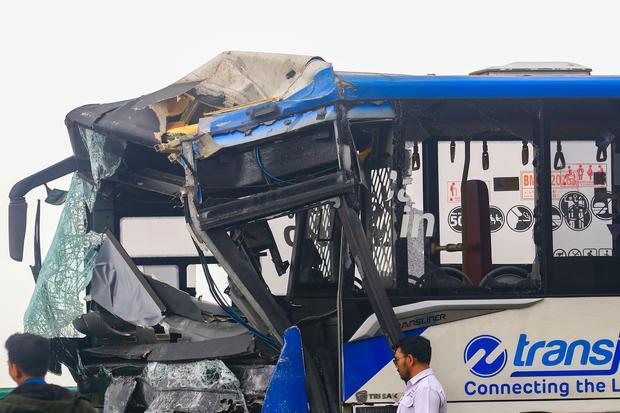 Petugas berada di dekat bus TransJakarta yang mengalami kecelakaan tabrakan antar sesama bus TransJakarta di jalur layang atau jalur langit Koridor 13, Cipulir, Jakarta, Senin (23/2/2026). Tabrakan tersebut diduga karena kedua sopir mengantuk dan sebanyak 18 penumpang mengalami luka ringan dalam peristiwa itu.