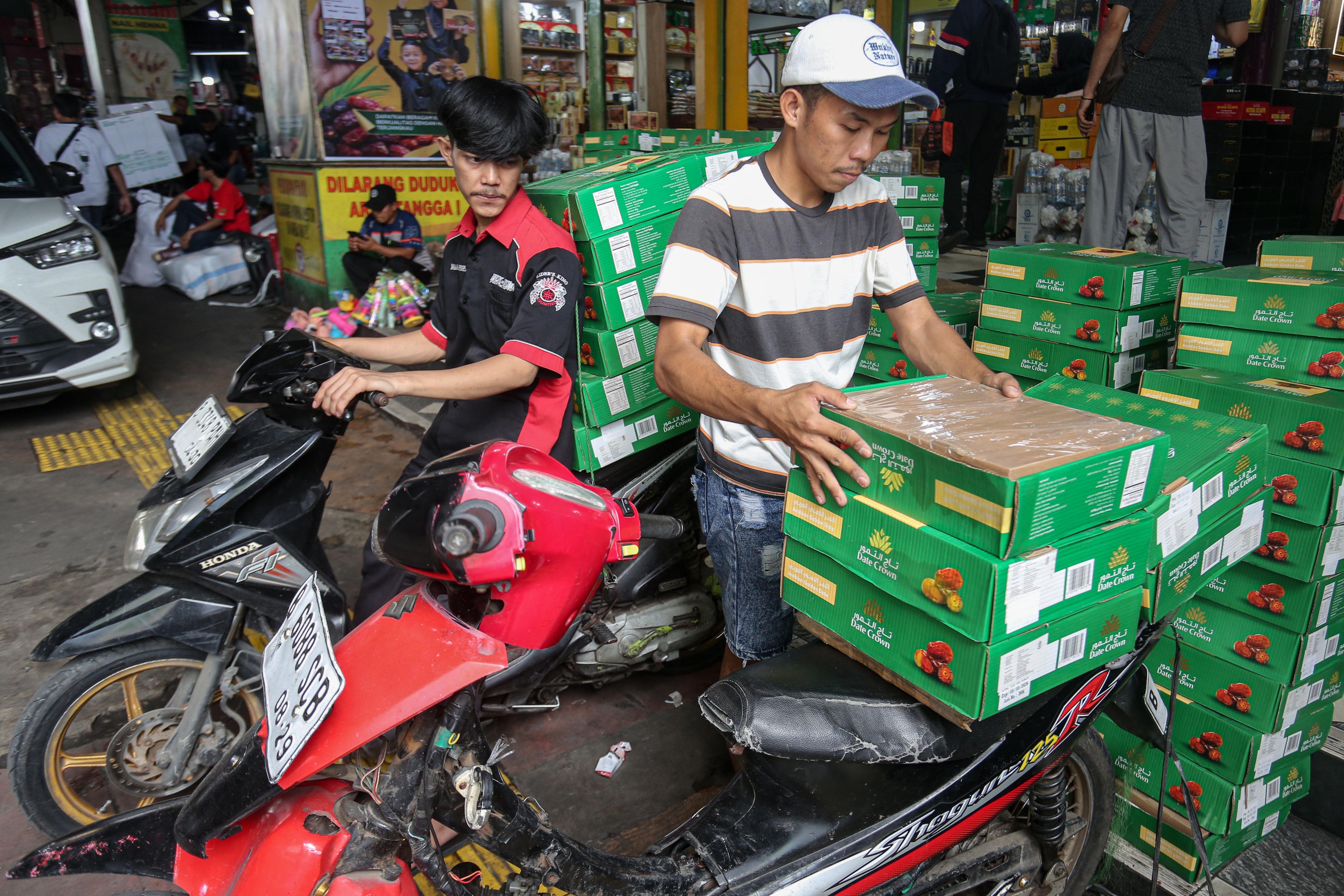 Pedagang membawa kurma untuk diantarkan kepada pembeli di Blok C Pasar Tanah Abang, Jakarta, Senin (23/2/2026). Berdasarkan penuturan pedagang, buah kurma yang sering dikonsumsi saat berbuka puasa oleh masyarakat ini membuat penjualannya kurma meningkat hingga dua kali lipat selama bulan Ramadan.