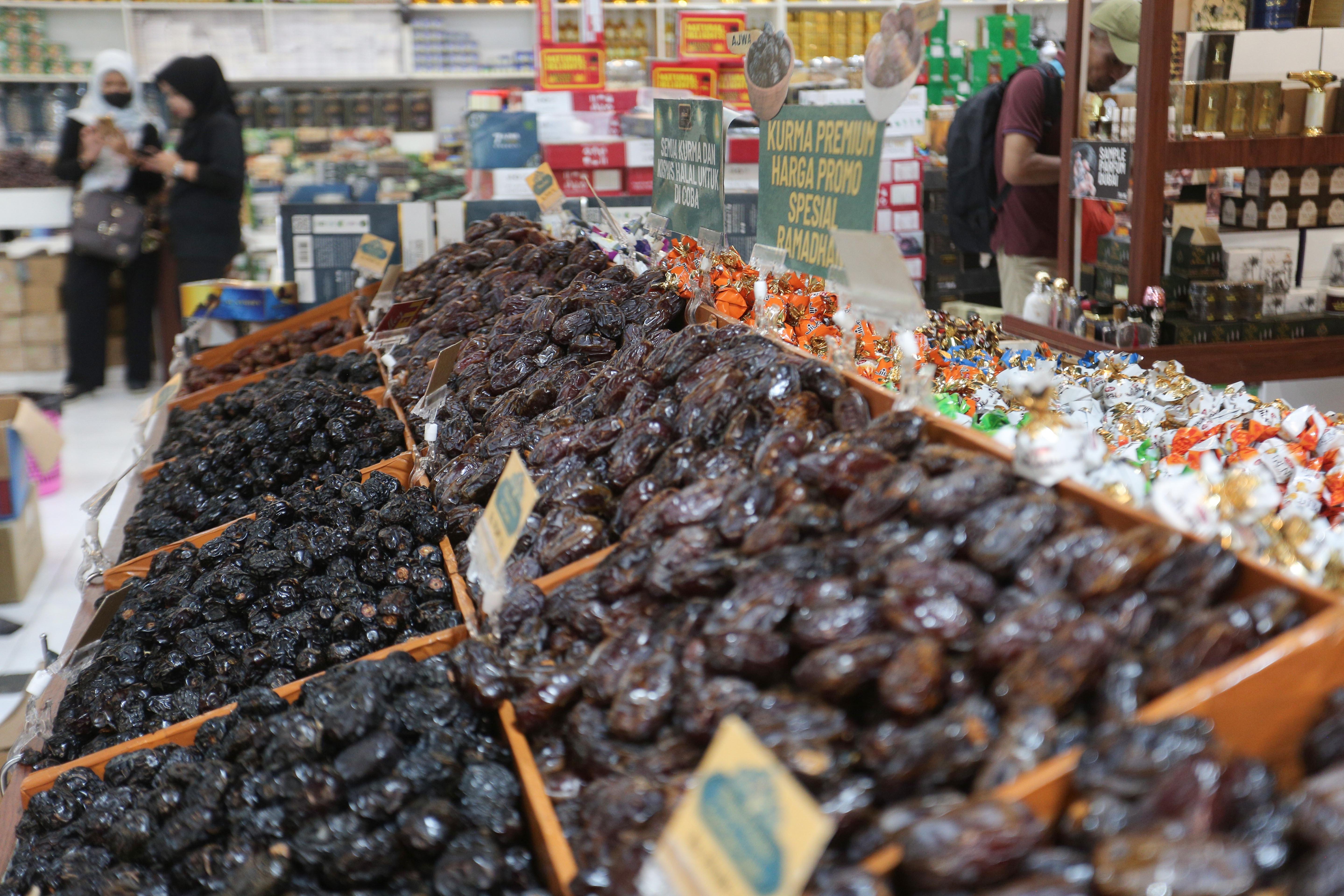Calon pembeli melihat kurma yang dijajakan di Blok C Pasar Tanah Abang, Jakarta, Senin (23/2/2026). Berdasarkan penuturan pedagang, buah kurma yang sering dikonsumsi saat berbuka puasa oleh masyarakat ini membuat penjualannya meningkat hingga dua kali lipat selama bulan Ramadan.