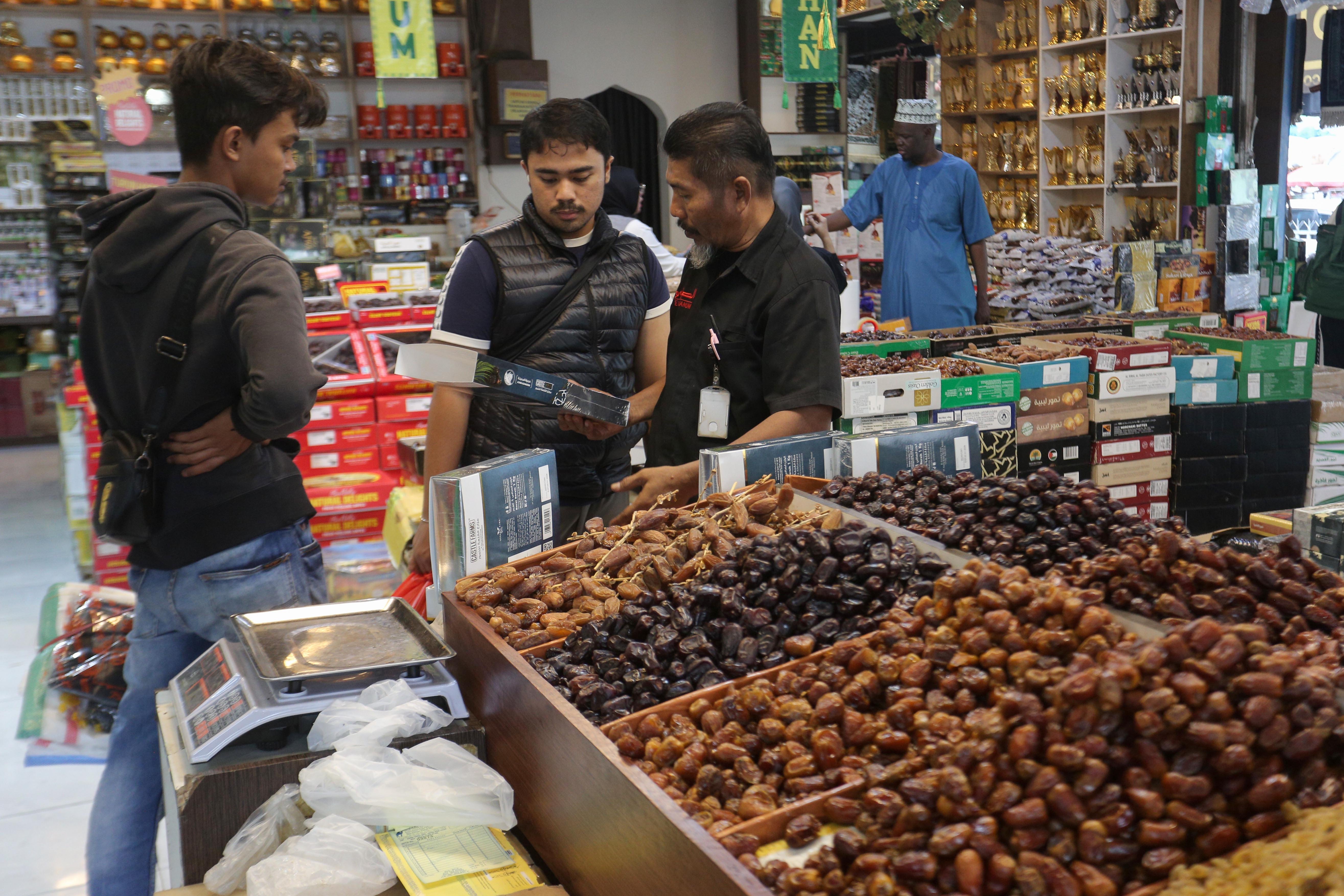 Pedagang melayani calon pembeli kurma di Blok C Pasar Tanah Abang, Jakarta, Senin (23/2/2026). Berdasarkan penuturan pedagang, buah kurma yang sering dikonsumsi saat berbuka puasa oleh masyarakat ini membuat penjualannya meningkat hingga dua kali lipat selama bulan Ramadan.