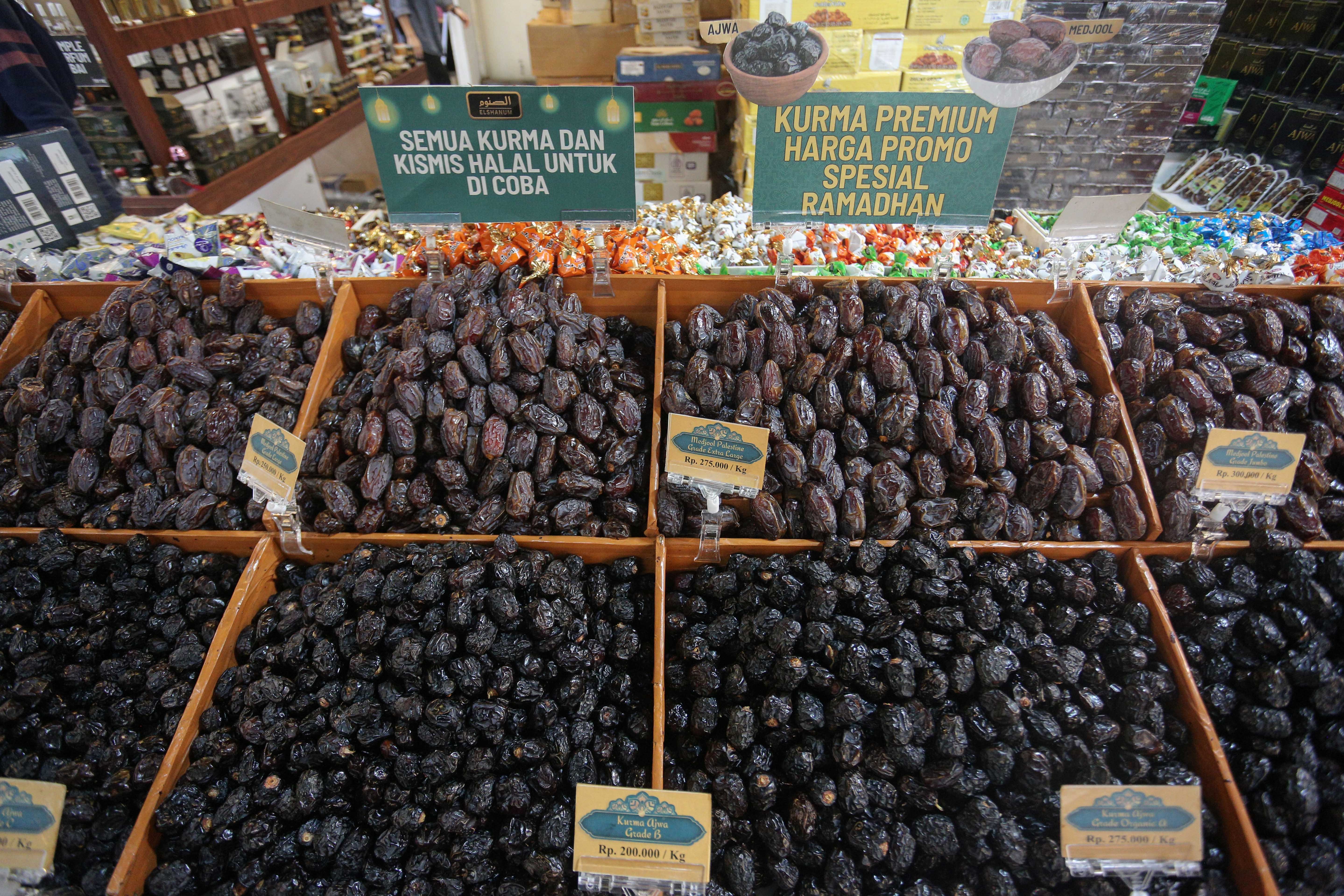 Beragam jenis kurma yang dijajakan di Blok C Pasar Tanah Abang, Jakarta, Senin (23/2/2026). Berdasarkan penuturan pedagang, buah kurma yang sering dikonsumsi saat berbuka puasa oleh masyarakat ini membuat penjualannya meningkat hingga dua kali lipat selama bulan Ramadan.