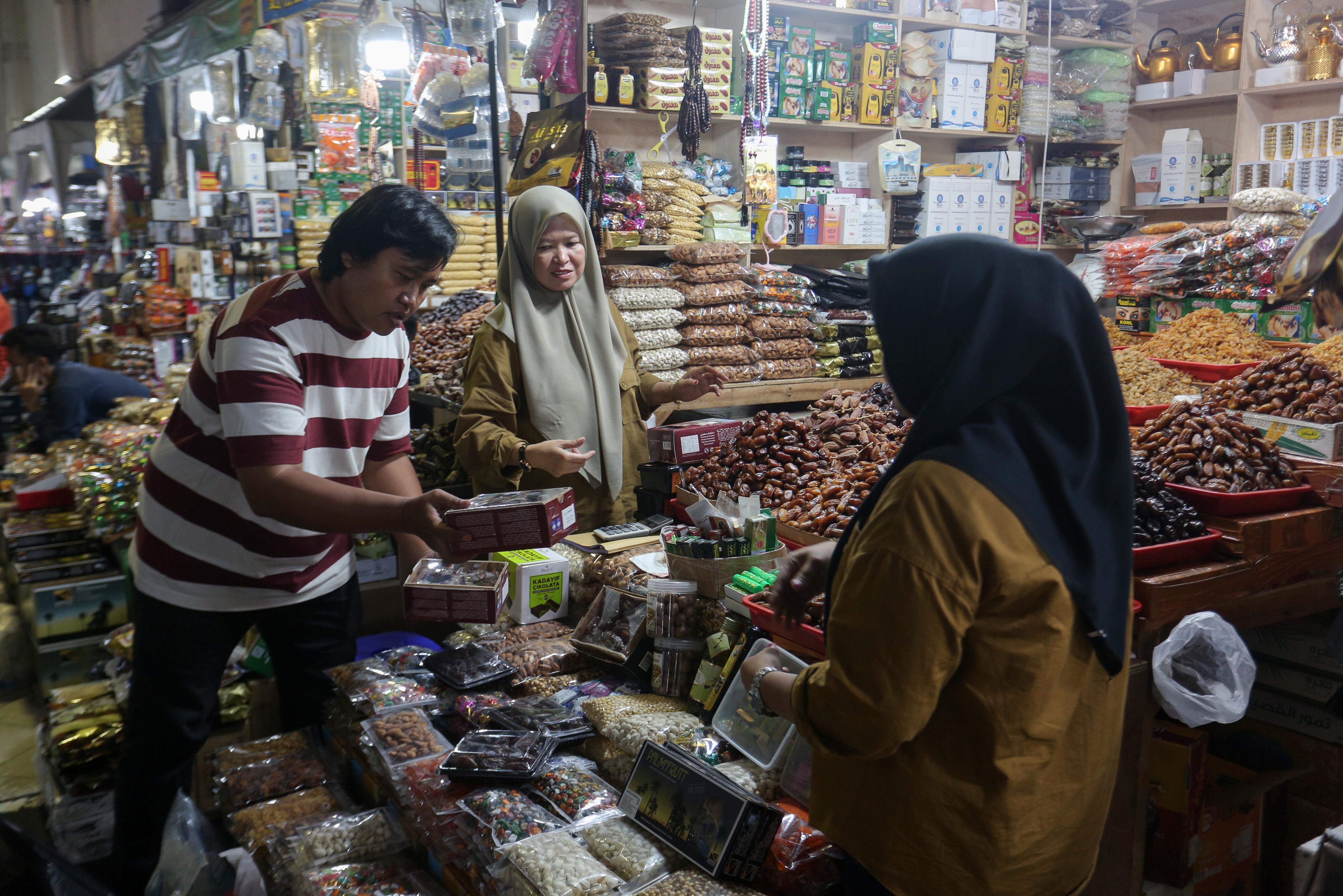 Calon pembeli memilih kurma yang dijajakan di Blok C Pasar Tanah Abang, Jakarta, Senin (23/2/2026). Berdasarkan penuturan pedagang, buah kurma yang sering dikonsumsi saat berbuka puasa oleh masyarakat ini membuat penjualannya meningkat hingga dua kali lipat selama bulan Ramadan.