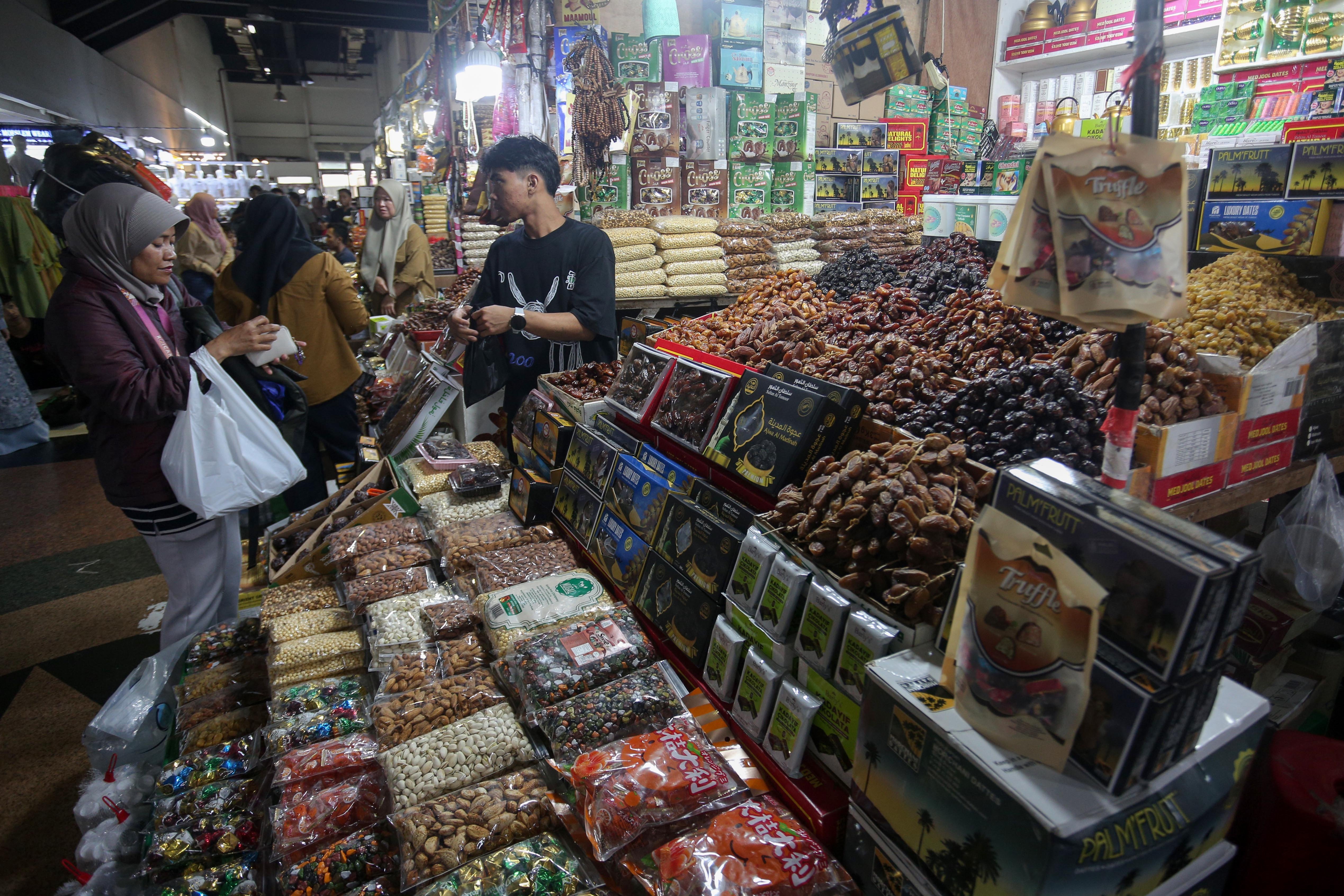 Pedagang melayani pembeli kurma di Blok C Pasar Tanah Abang, Jakarta, Senin (23/2/2026). Berdasarkan penuturan pedagang, buah kurma yang sering dikonsumsi saat berbuka puasa oleh masyarakat ini membuat penjualannya meningkat hingga dua kali lipat selama bulan Ramadan.