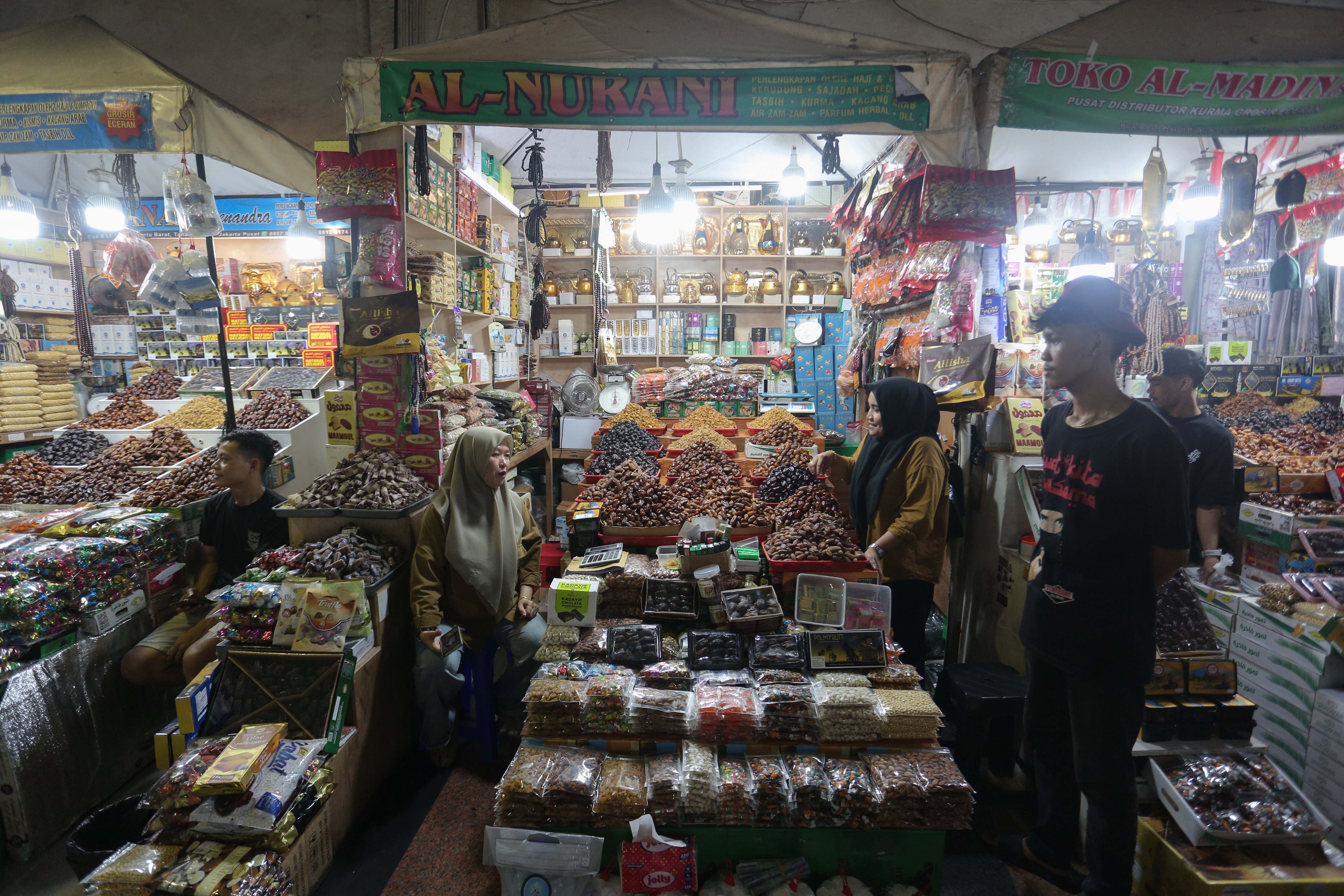 Pedagang kurma menunggu pembeli di Blok C Pasar Tanah Abang, Jakarta, Senin (23/2/2026). Berdasarkan penuturan pedagang, buah kurma yang sering dikonsumsi saat berbuka puasa oleh masyarakat ini membuat penjualannya meningkat hingga dua kali lipat selama bulan Ramadan.
