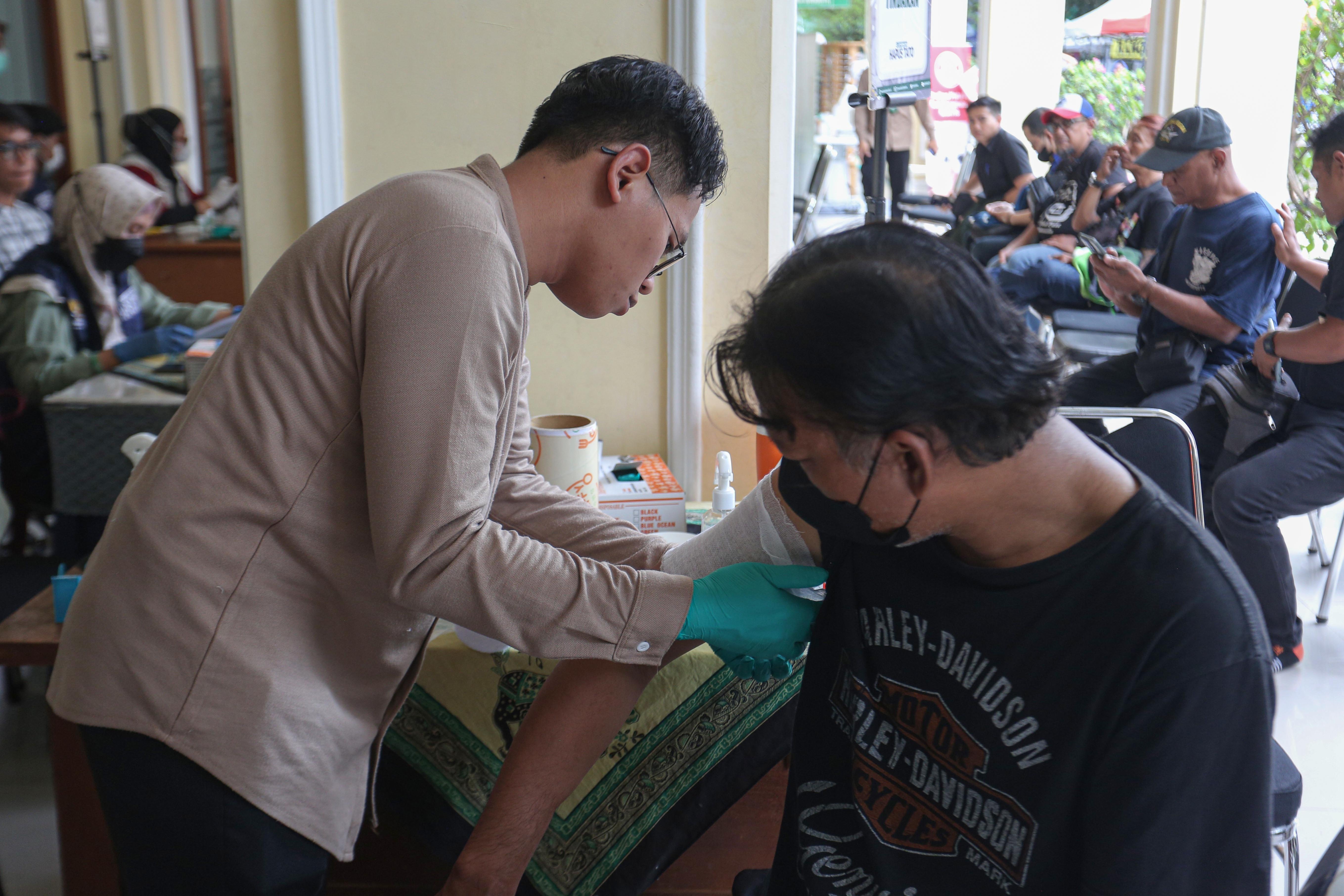 Petugas memakaikan perban kepada warga yang telah mengikuti layanan hapus tato gratis di Masjid Agung Sunda Kelapa, Menteng, Jakarta Pusat, Selasa (24/2/2026). Kegiatan yang digelar oleh Baznas/Bazis DKI Jakarta ini bertujuan memberikan kesempatan kepada masyarakat yang ingin berhijrah dan memperbaiki diri melalui penghapusan tato secara gratis, aman dan sesuai prosedur medis.