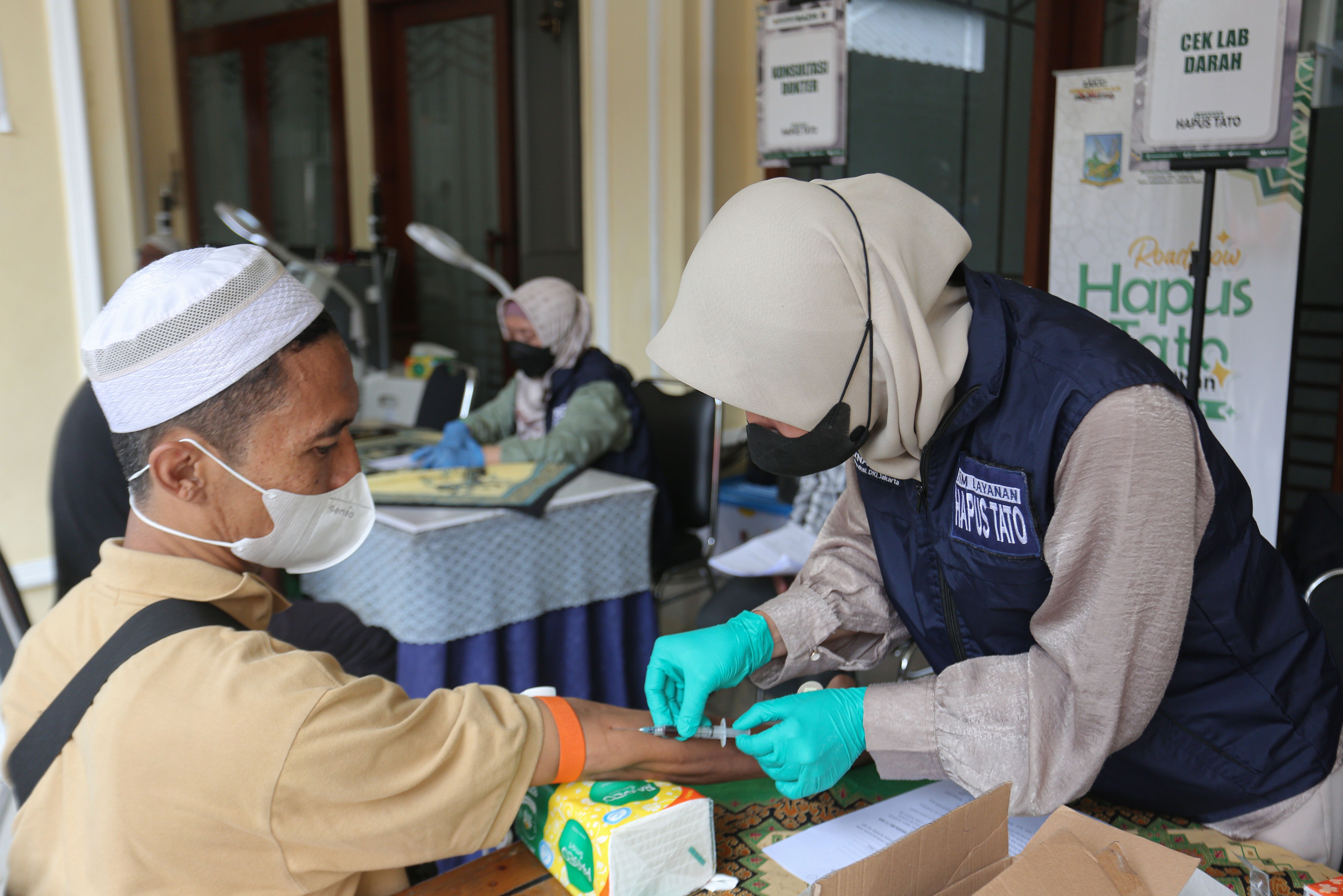 Petugas mengambil sampel darah warga yang mengikuti layanan hapus tato gratis di Masjid Agung Sunda Kelapa, Menteng, Jakarta Pusat, Selasa (24/2/2026). Kegiatan yang digelar oleh Baznas/Bazis DKI Jakarta ini bertujuan memberikan kesempatan kepada masyarakat yang ingin berhijrah dan memperbaiki diri melalui penghapusan tato secara gratis, aman dan sesuai prosedur medis.