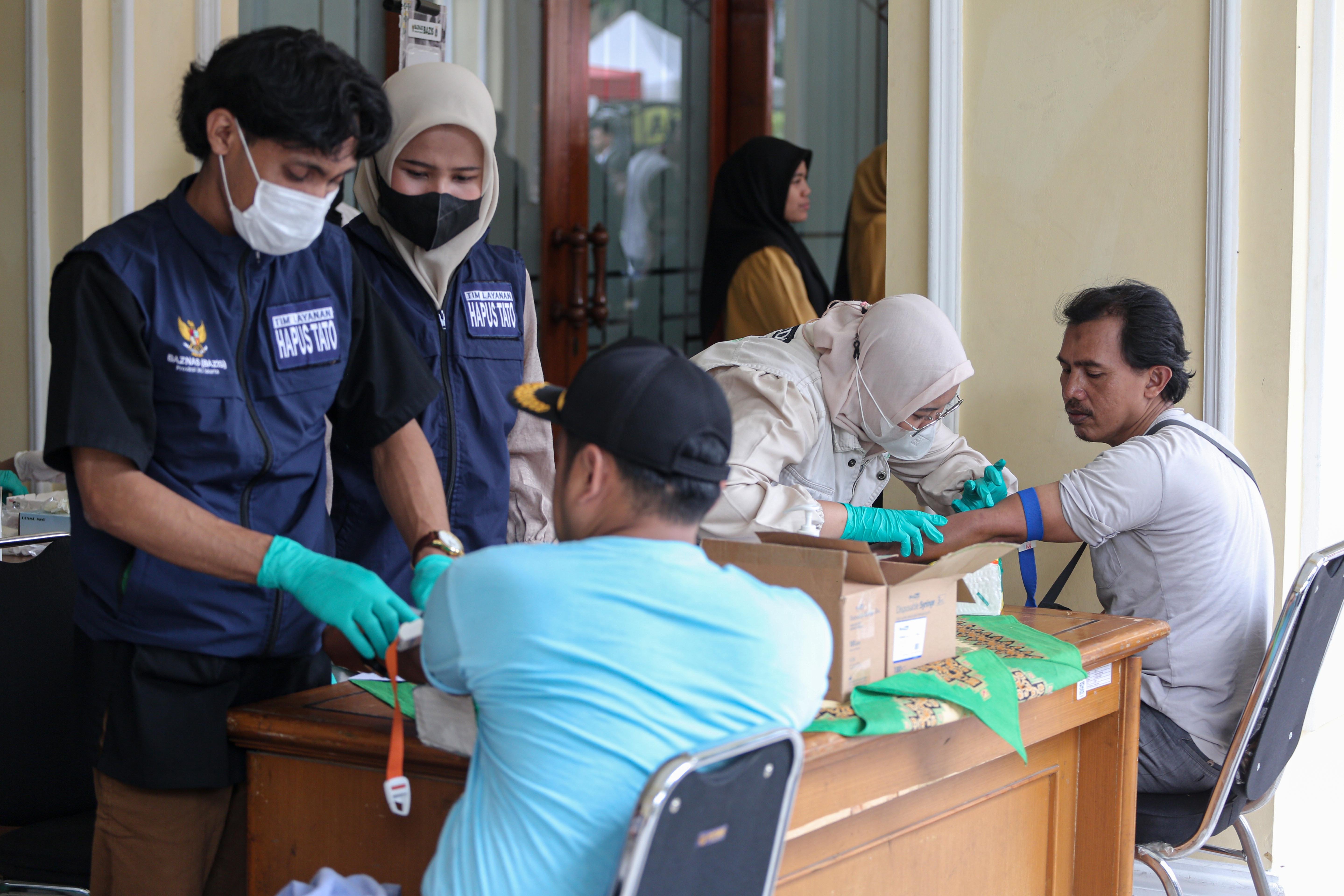 Petugas mengecek tekanan darah warga yang mengikuti layanan hapus tato gratis di Masjid Agung Sunda Kelapa, Menteng, Jakarta Pusat, Selasa (24/2/2026). Kegiatan yang digelar oleh Baznas/Bazis DKI Jakarta ini bertujuan memberikan kesempatan kepada masyarakat yang ingin berhijrah dan memperbaiki diri melalui penghapusan tato secara gratis, aman dan sesuai prosedur medis.