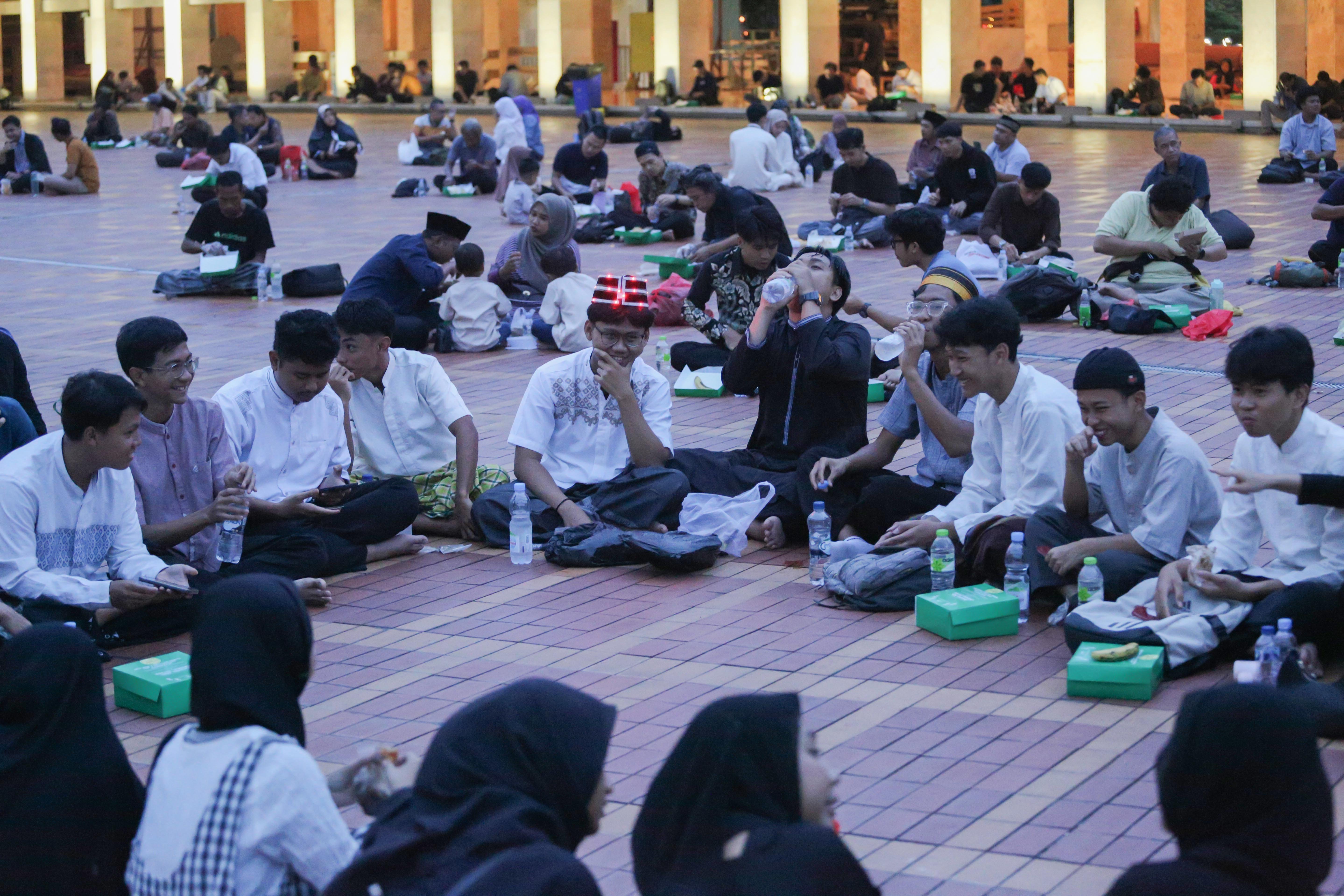 Jamaah menyantap makanan saat berbuka puasa di Masjid Istiqlal, Jakarta, Selasa (24/2/2026). Selama bulan suci Ramadhan 1447 Hijriah, Masjid Istiqlal, mengadakan kegiatan buka puasa bersama dengan menyediakan 4.000-5.000 nasi kotak pada hari Senin hingga Kamis dan 7.000-10.000 nasi kotak pada Jumat, Sabtu dan Minggu.