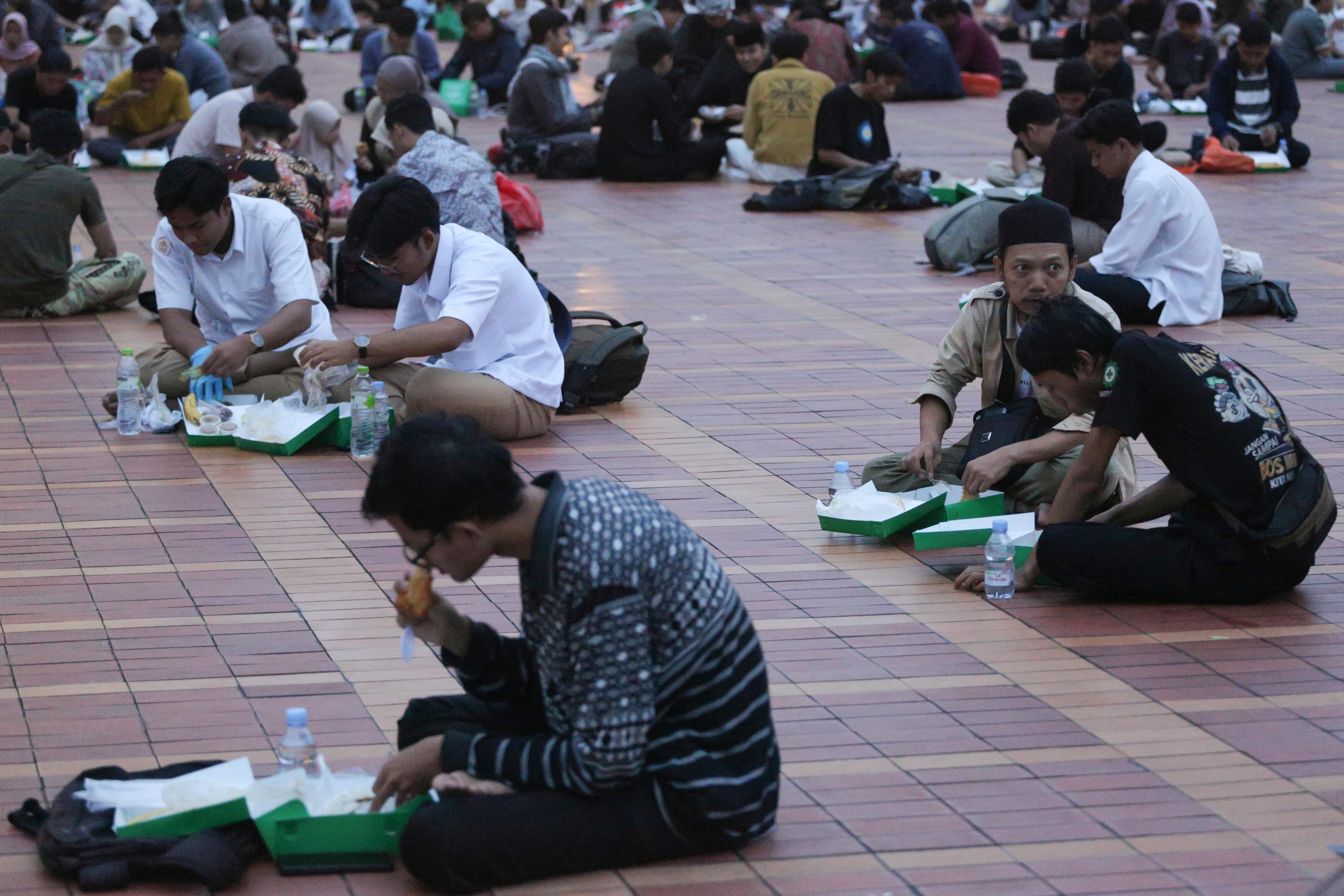 Jamaah menyantap makanan saat berbuka puasa di Masjid Istiqlal, Jakarta, Selasa (24/2/2026). Selama bulan suci Ramadhan 1447 Hijriah, Masjid Istiqlal, mengadakan kegiatan buka puasa bersama dengan menyediakan 4.000-5.000 nasi kotak pada hari Senin hingga Kamis dan 7.000-10.000 nasi kotak pada Jumat, Sabtu dan Minggu.