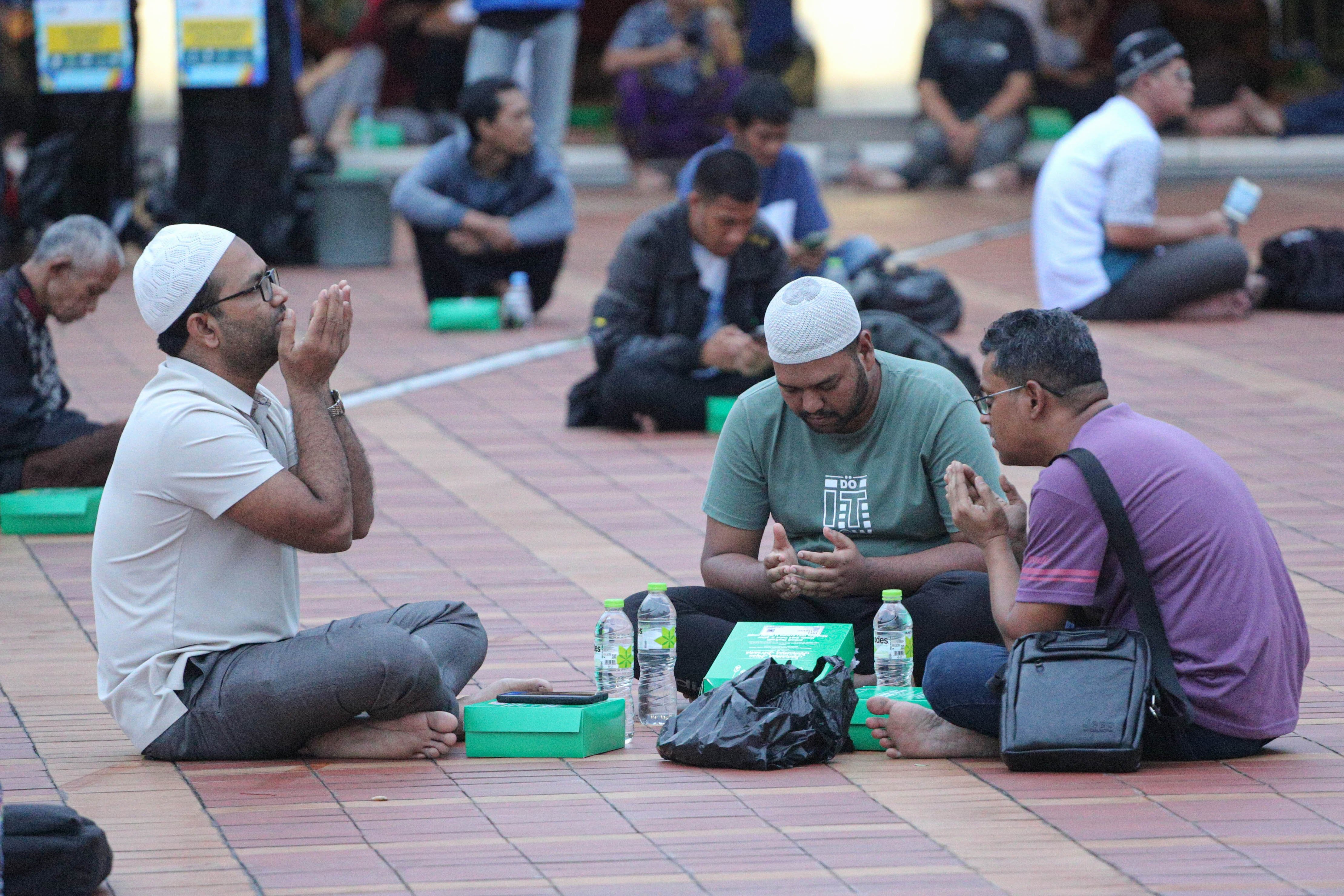 Jamaah berdoa saat menunggu waktu berbuka puasa di Masjid Istiqlal, Jakarta, Selasa (24/2/2026). Selama bulan suci Ramadhan 1447 Hijriah, Masjid Istiqlal, mengadakan kegiatan buka puasa bersama dengan menyediakan 4.000-5.000 nasi kotak pada hari Senin hingga Kamis dan 7.000-10.000 nasi kotak pada Jumat, Sabtu dan Minggu.
