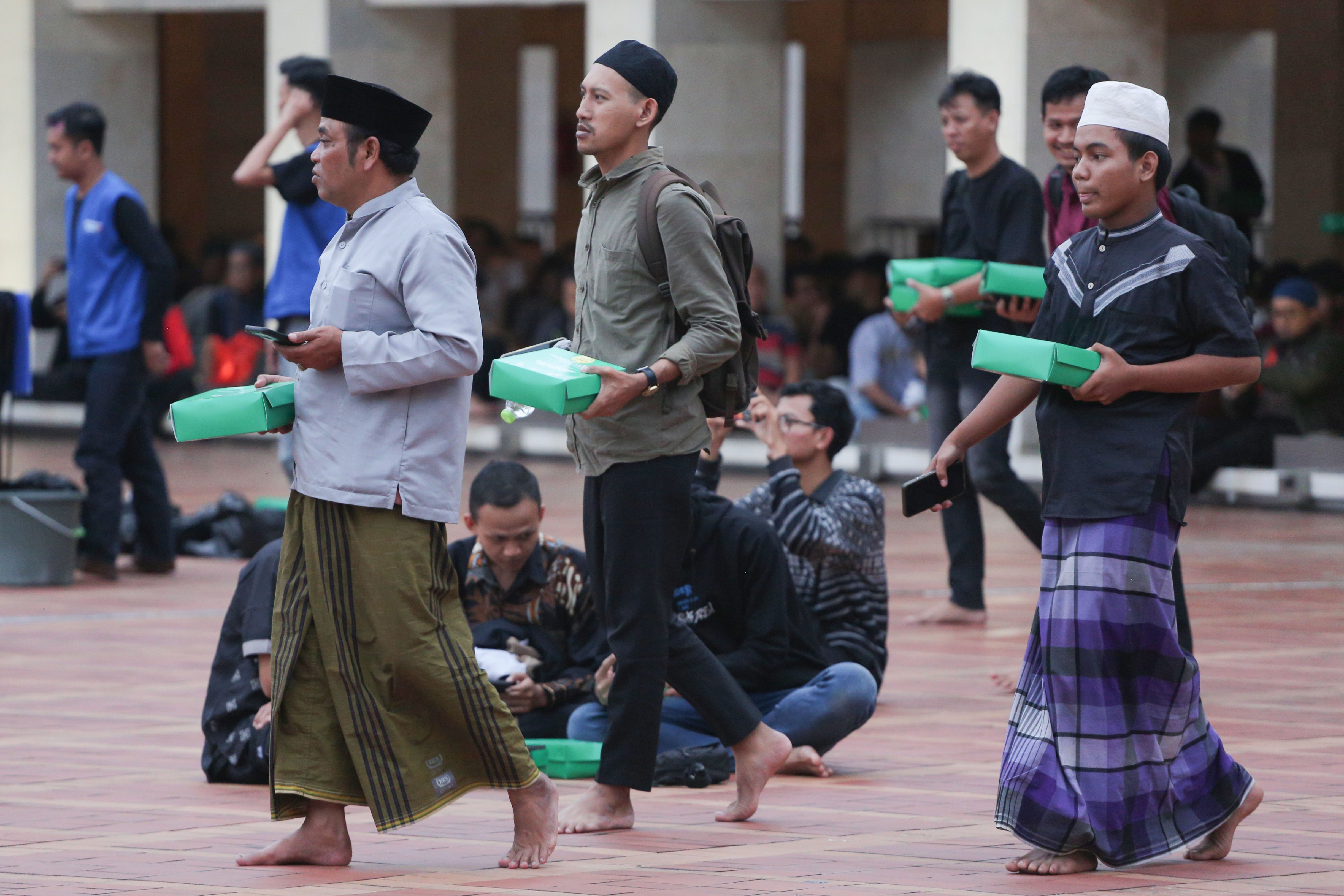 Jamaah membawa nasi kotak yang telah dibagikan untuk berbuka puasa di Masjid Istiqlal, Jakarta, Selasa (24/2/2026). Selama bulan suci Ramadhan 1447 Hijriah, Masjid Istiqlal, mengadakan kegiatan buka puasa bersama dengan menyediakan 4.000-5.000 nasi kotak pada hari Senin hingga Kamis dan 7.000-10.000 nasi kotak pada Jumat, Sabtu dan Minggu.
