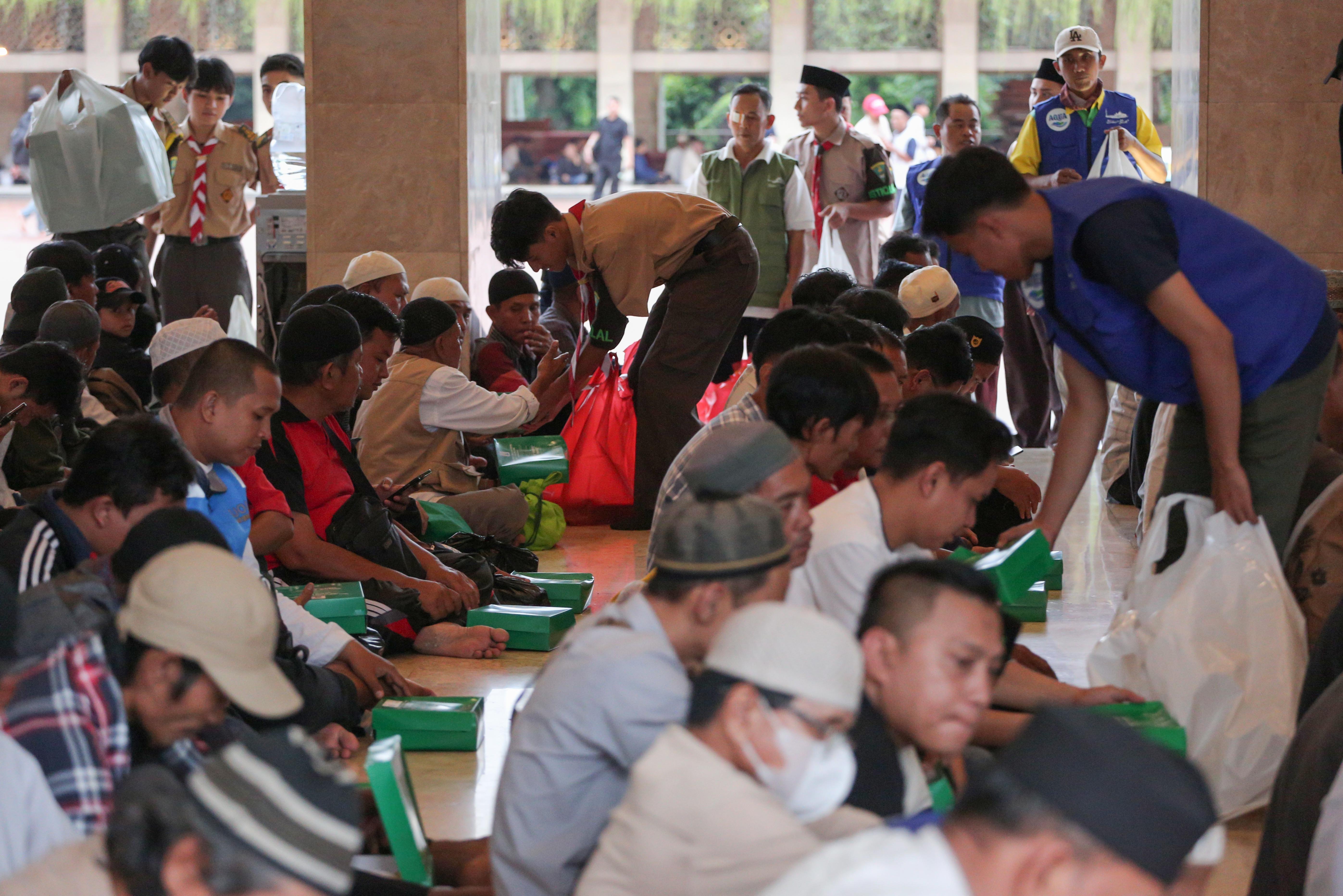 Petugas membagikan nasi kotak kepada jamaah untuk berbuka puasa di Masjid Istiqlal, Jakarta, Selasa (24/2/2026). Selama bulan suci Ramadhan 1447 Hijriah, Masjid Istiqlal, mengadakan kegiatan buka puasa bersama dengan menyediakan 4.000-5.000 nasi kotak pada hari Senin hingga Kamis dan 7.000-10.000 nasi kotak pada Jumat, Sabtu dan Minggu.