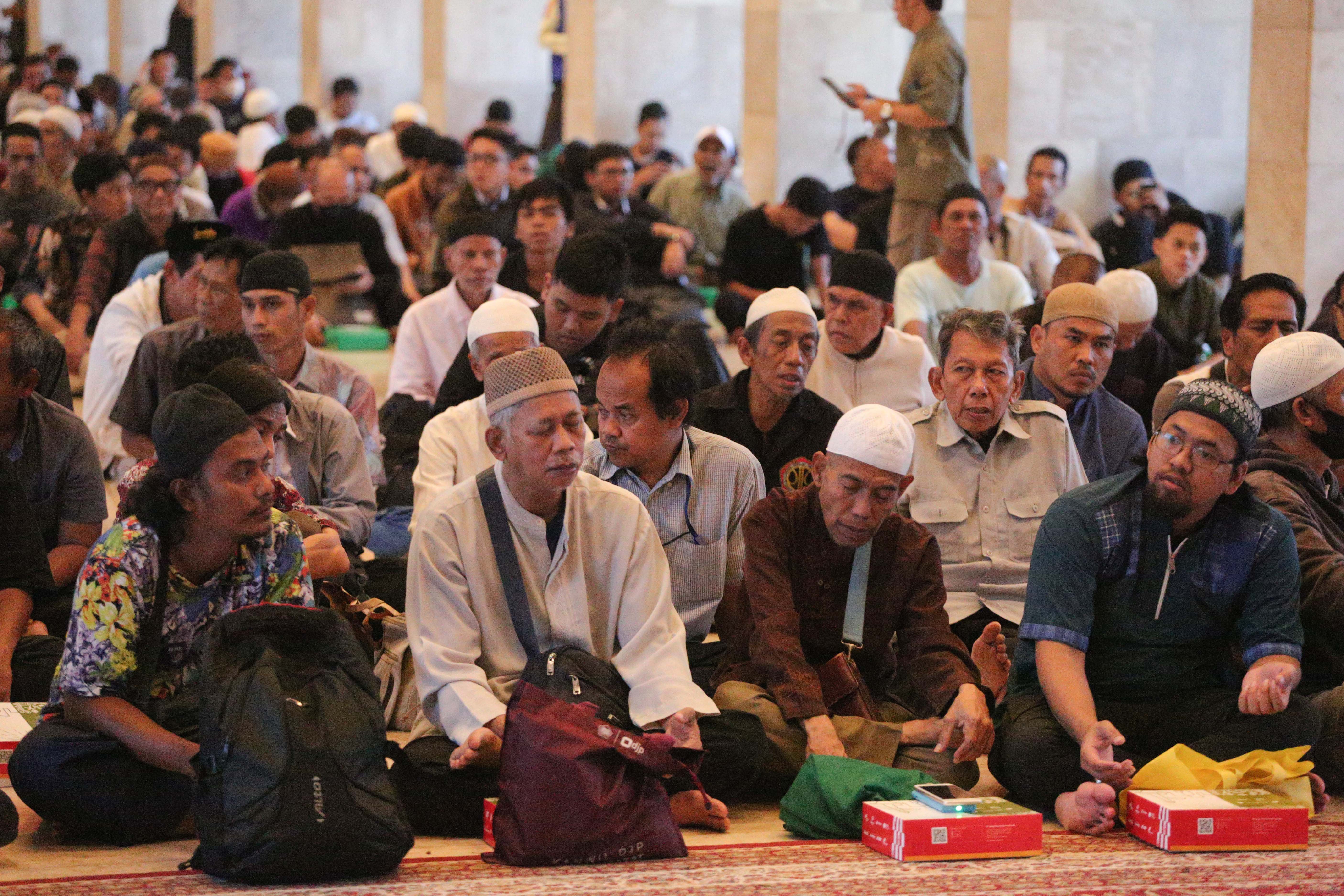 Jamaah berzikir saat menunggu waktu berbuka puasa di Masjid Istiqlal, Jakarta, Selasa (24/2/2026). Selama bulan suci Ramadhan 1447 Hijriah, Masjid Istiqlal, mengadakan kegiatan buka puasa bersama dengan menyediakan 4.000-5.000 nasi kotak pada hari Senin hingga Kamis dan 7.000-10.000 nasi kotak pada Jumat, Sabtu dan Minggu.