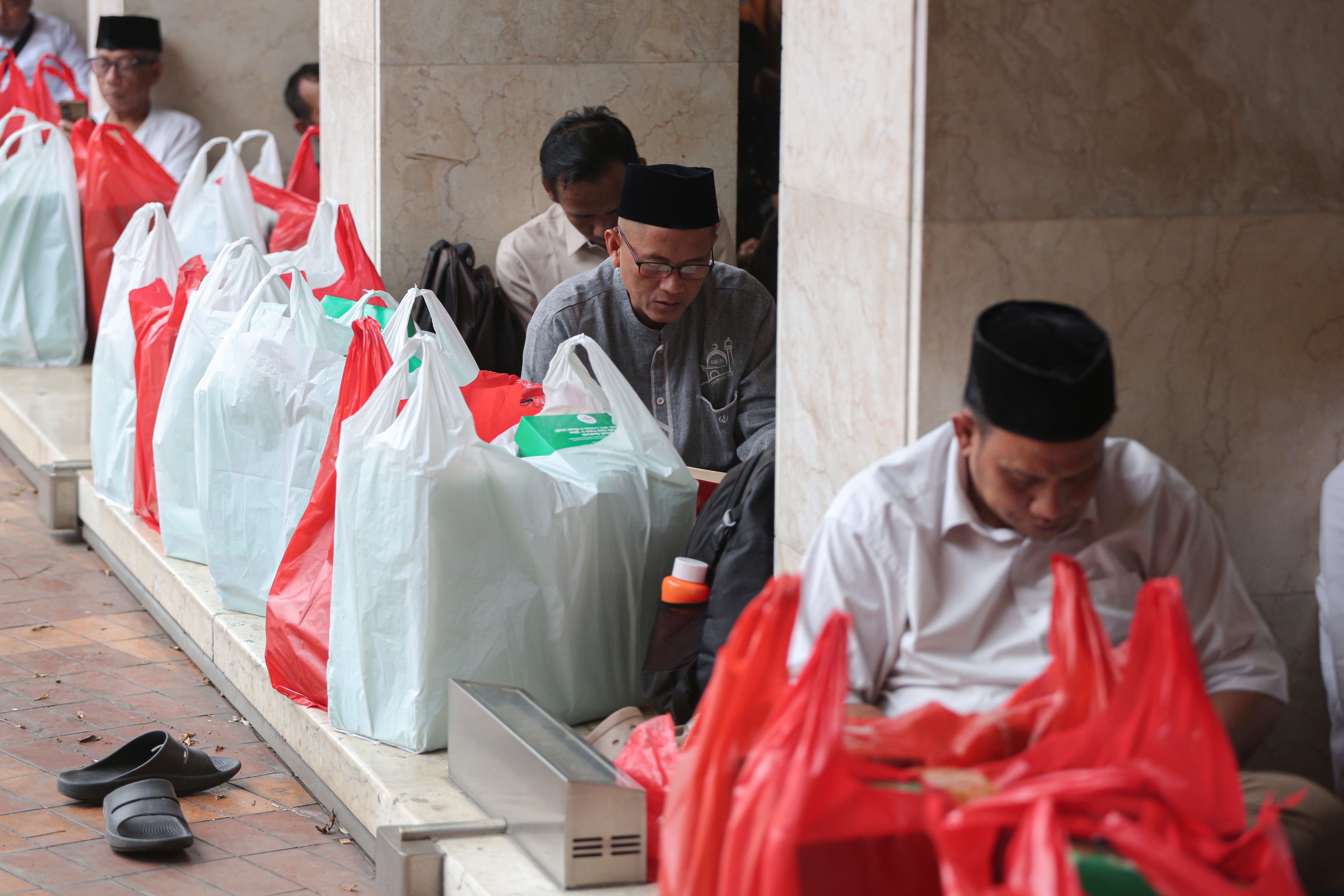 Jamaah menunggu waktu berbuka puasa di Masjid Istiqlal, Jakarta, Selasa (24/2/2026). Selama bulan suci Ramadhan 1447 Hijriah, Masjid Istiqlal, mengadakan kegiatan buka puasa bersama dengan menyediakan 4.000-5.000 nasi kotak pada hari Senin hingga Kamis dan 7.000-10.000 nasi kotak pada Jumat, Sabtu dan Minggu.