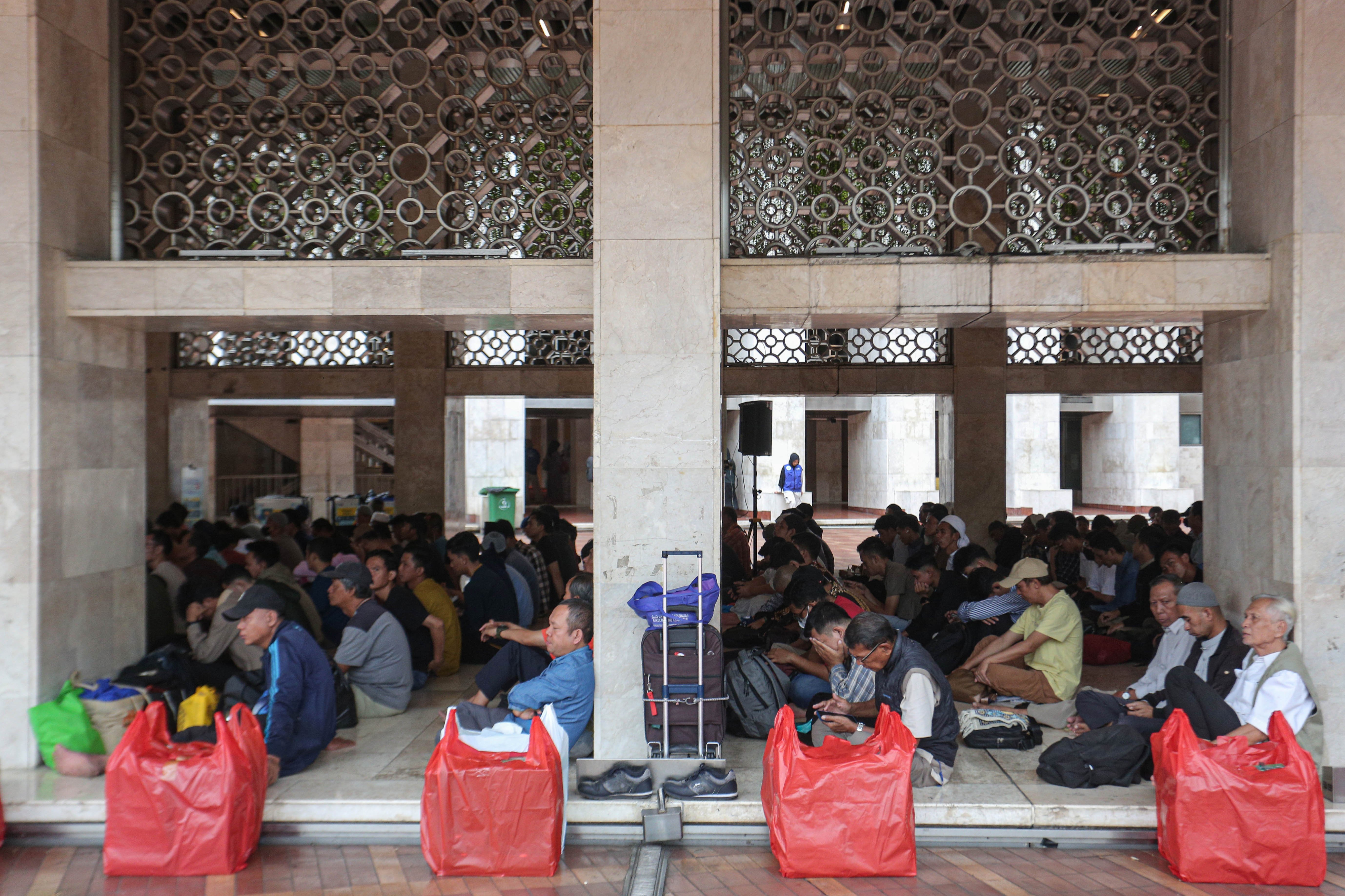 Jamaah menunggu waktu berbuka puasa di Masjid Istiqlal, Jakarta, Selasa (24/2/2026). Selama bulan suci Ramadhan 1447 Hijriah, Masjid Istiqlal, mengadakan kegiatan buka puasa bersama dengan menyediakan 4.000-5.000 nasi kotak pada hari Senin hingga Kamis dan 7.000-10.000 nasi kotak pada Jumat, Sabtu dan Minggu.