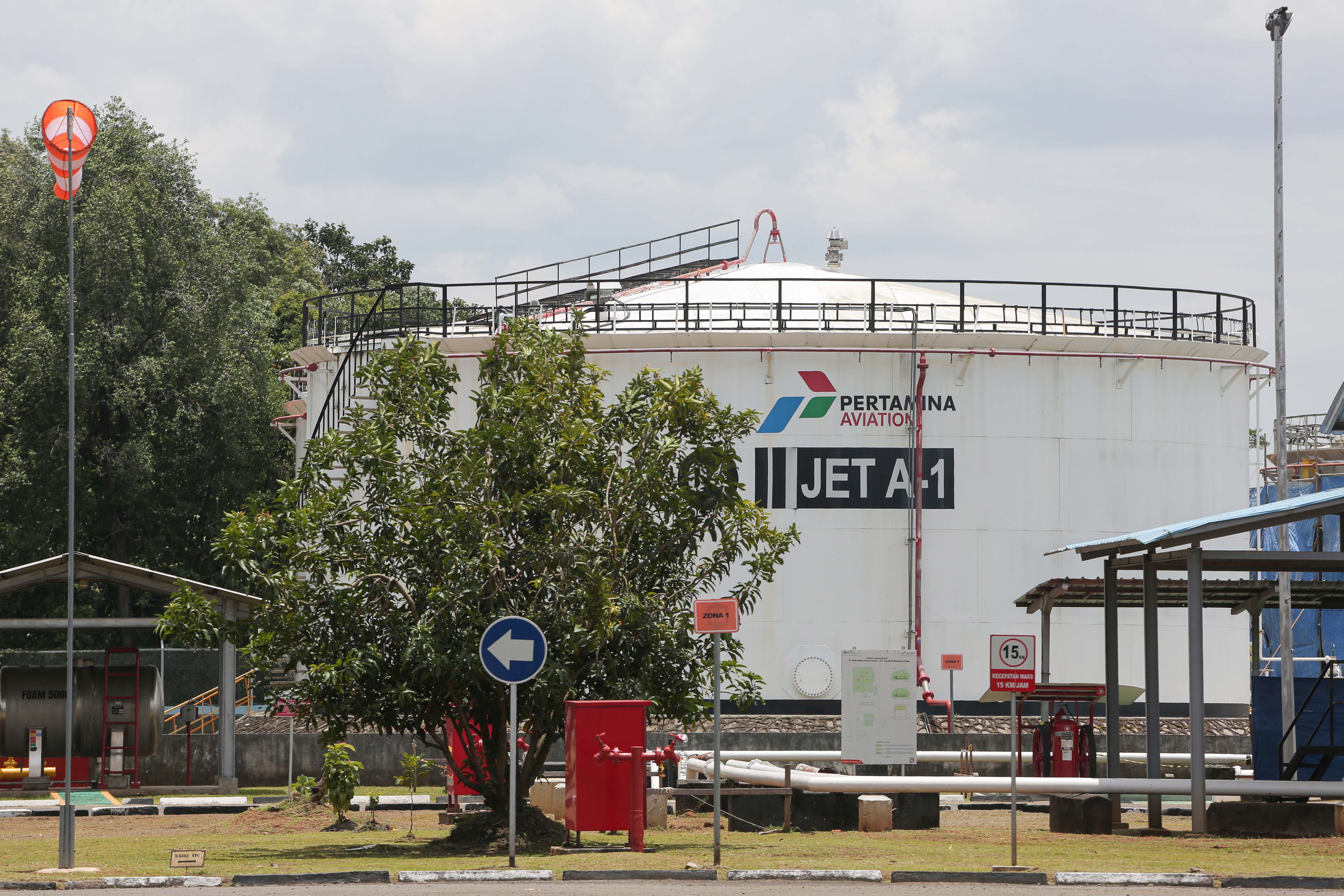 Tangki penampungan BBM jenis avtur yang terdapat di Depot Pengisian Pesawat Udara (DPPU) Halim Perdanakusuma, Jakarta, Rabu (25/2/2026). Depot tersebut memiliki 4 tangki yang masing-masing dapat menampung hingga 2.000 kiloliter avtur.