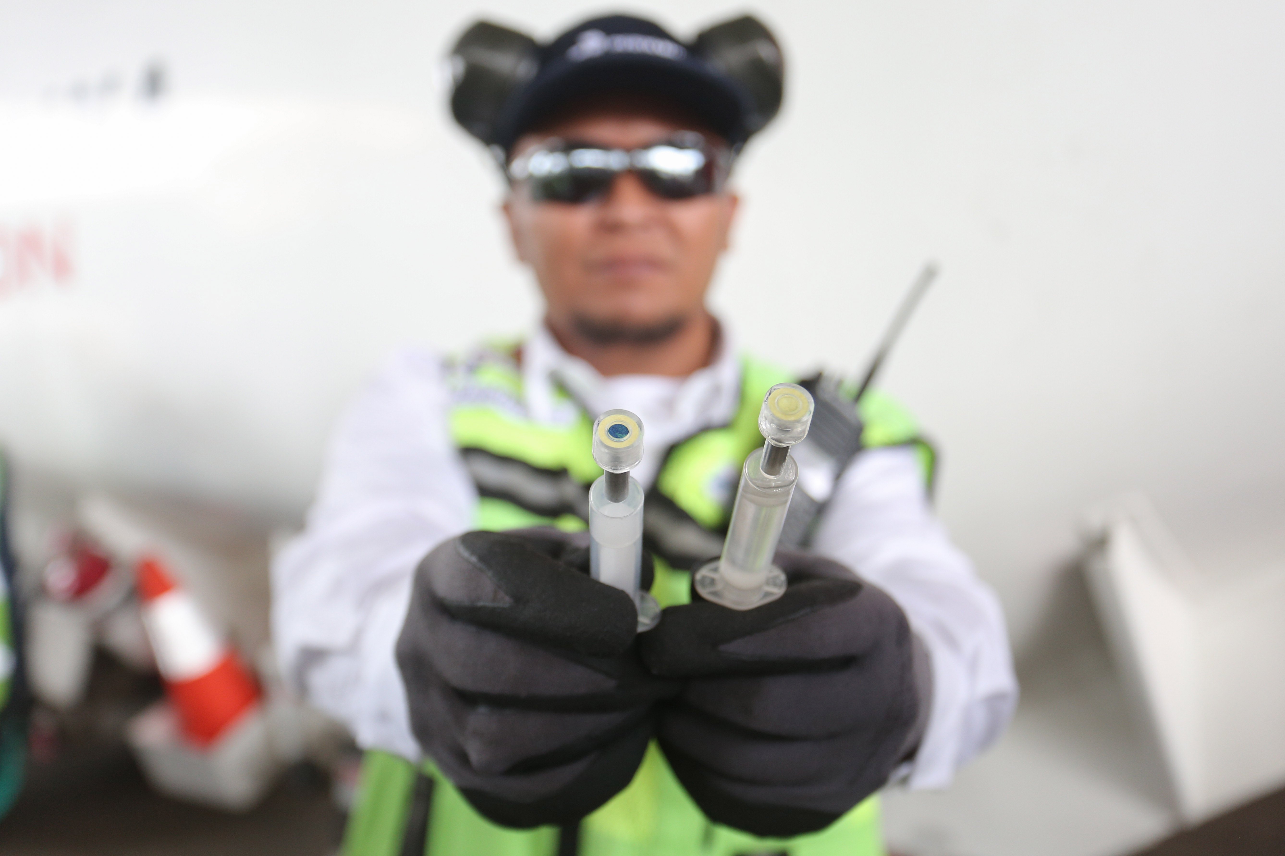 Petugas menunjukkan BBM jenis avtur avtur setelah dilakukan pemeriksaan di Depot Pengisian Pesawat Udara (DPPU) Halim Perdanakusuma, Jakarta, Rabu (25/2/2026). Pengecekan tersebut dilakukan untuk memastikan avtur bebas dari kontaminasi air sebelum dipindahkan ke tangki penampungan.